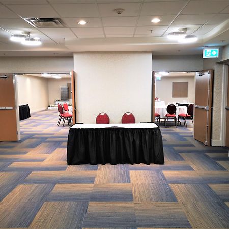 Holiday Inn Express And Suites Surrey By Ihg Экстерьер фото