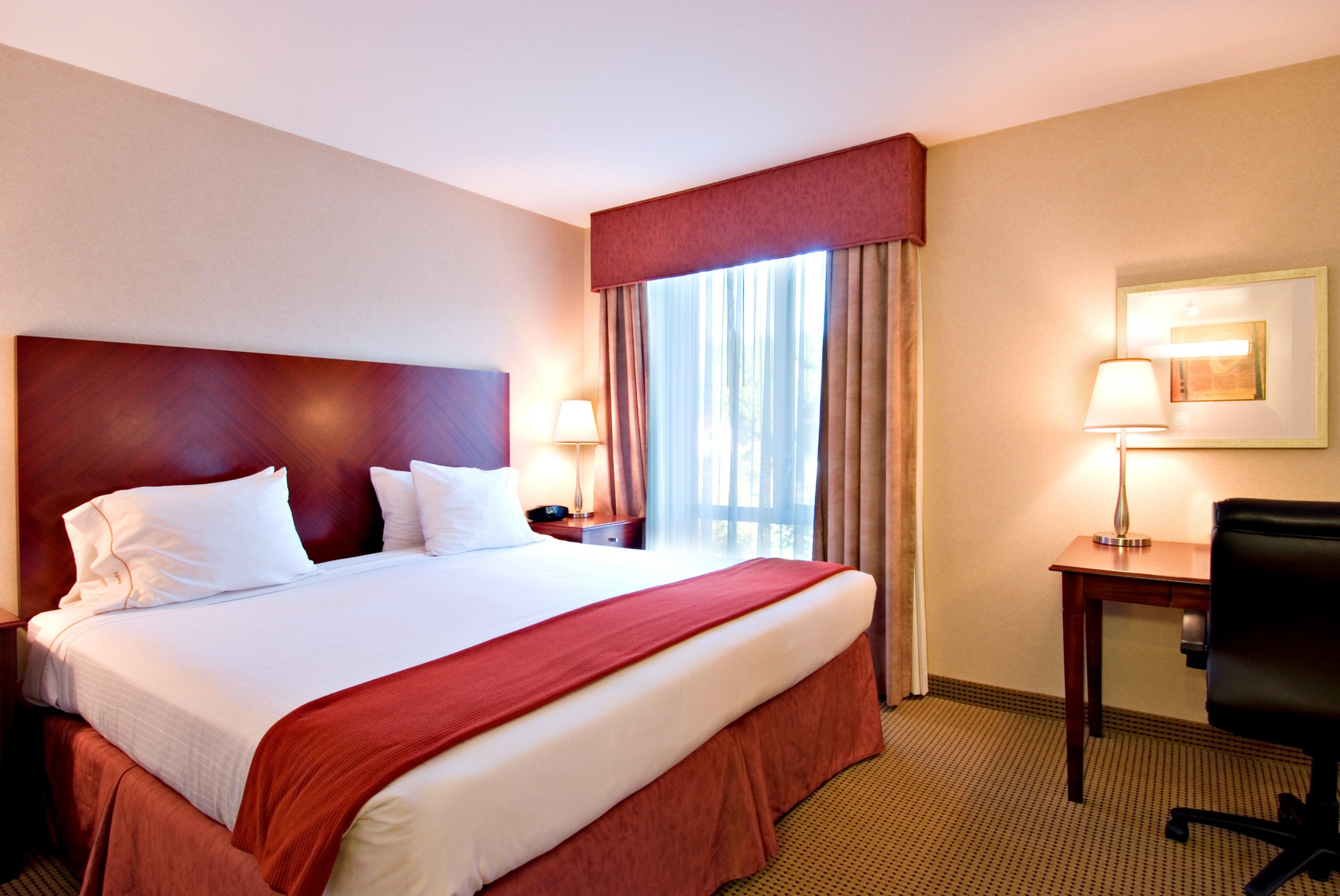 Holiday Inn Express And Suites Surrey By Ihg Экстерьер фото