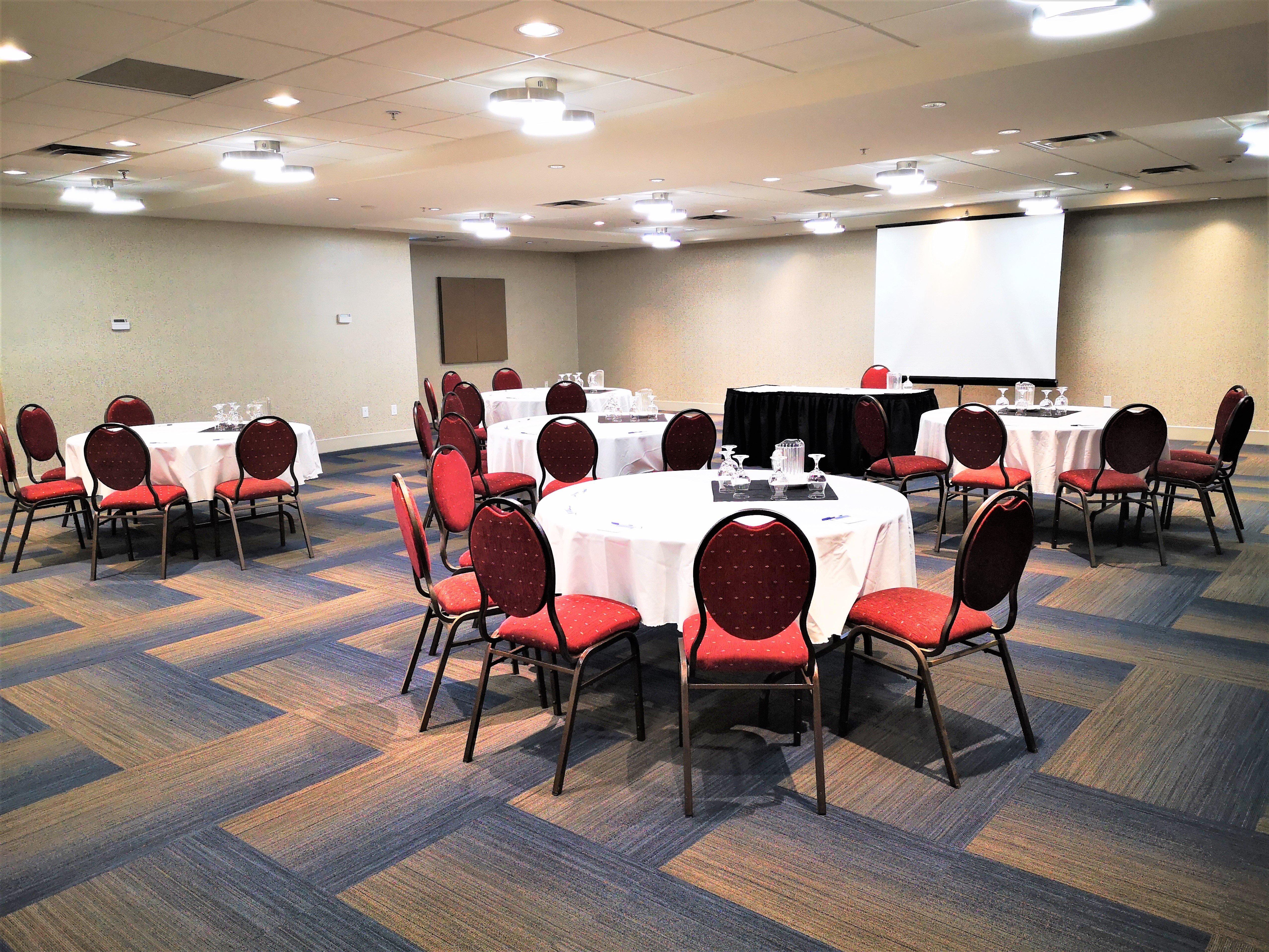 Holiday Inn Express And Suites Surrey By Ihg Экстерьер фото