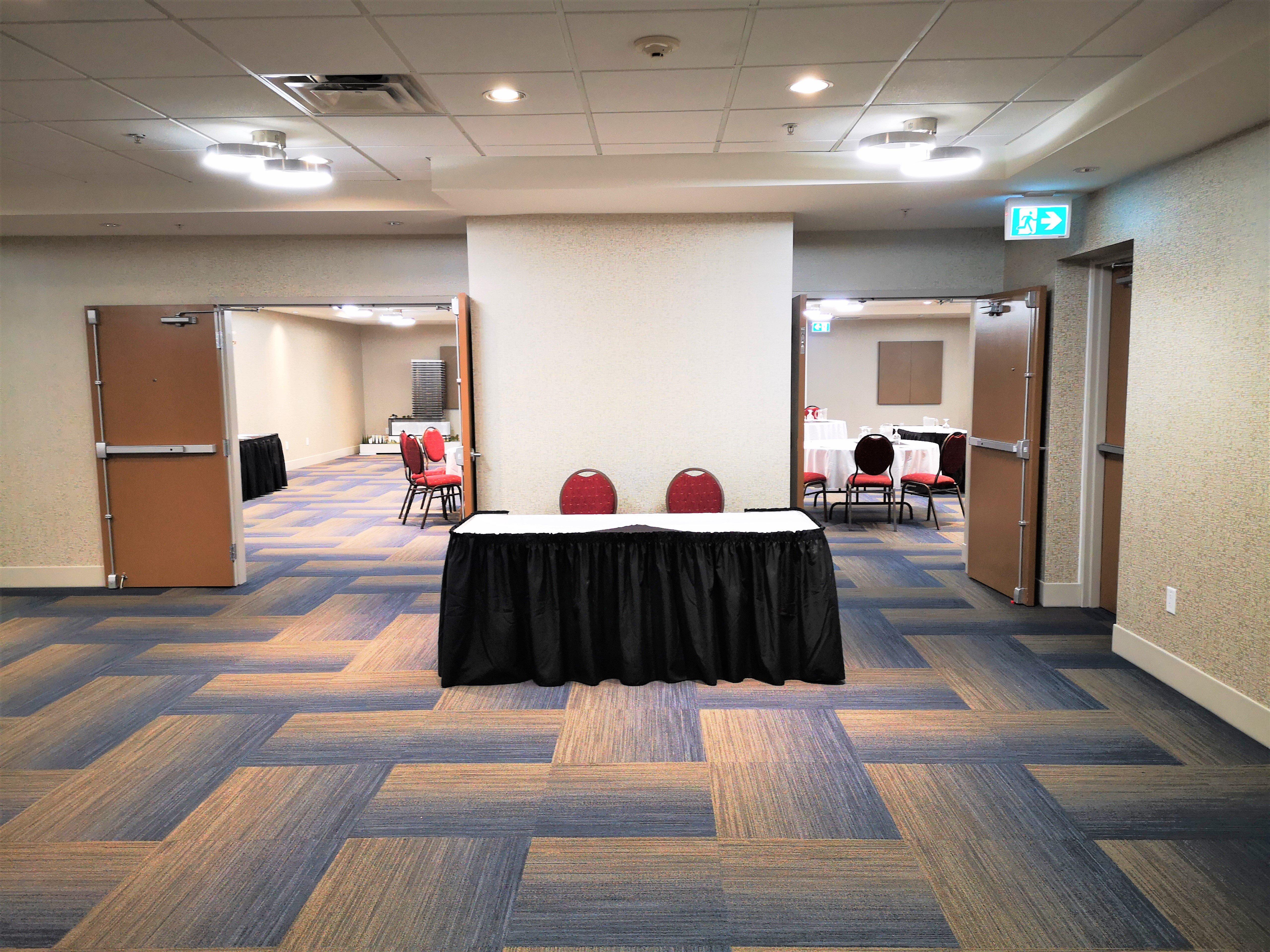 Holiday Inn Express And Suites Surrey By Ihg Экстерьер фото