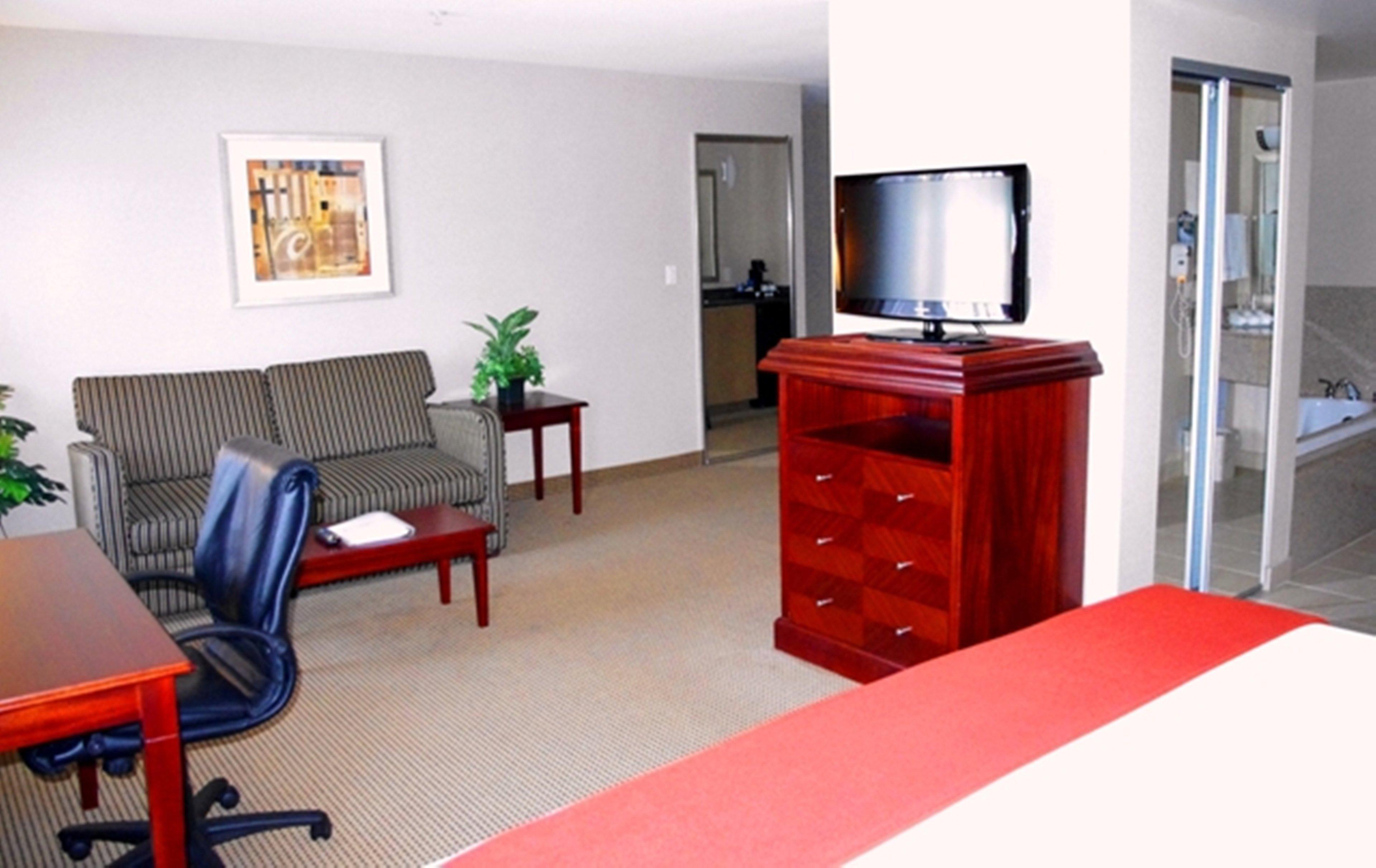 Holiday Inn Express And Suites Surrey By Ihg Экстерьер фото