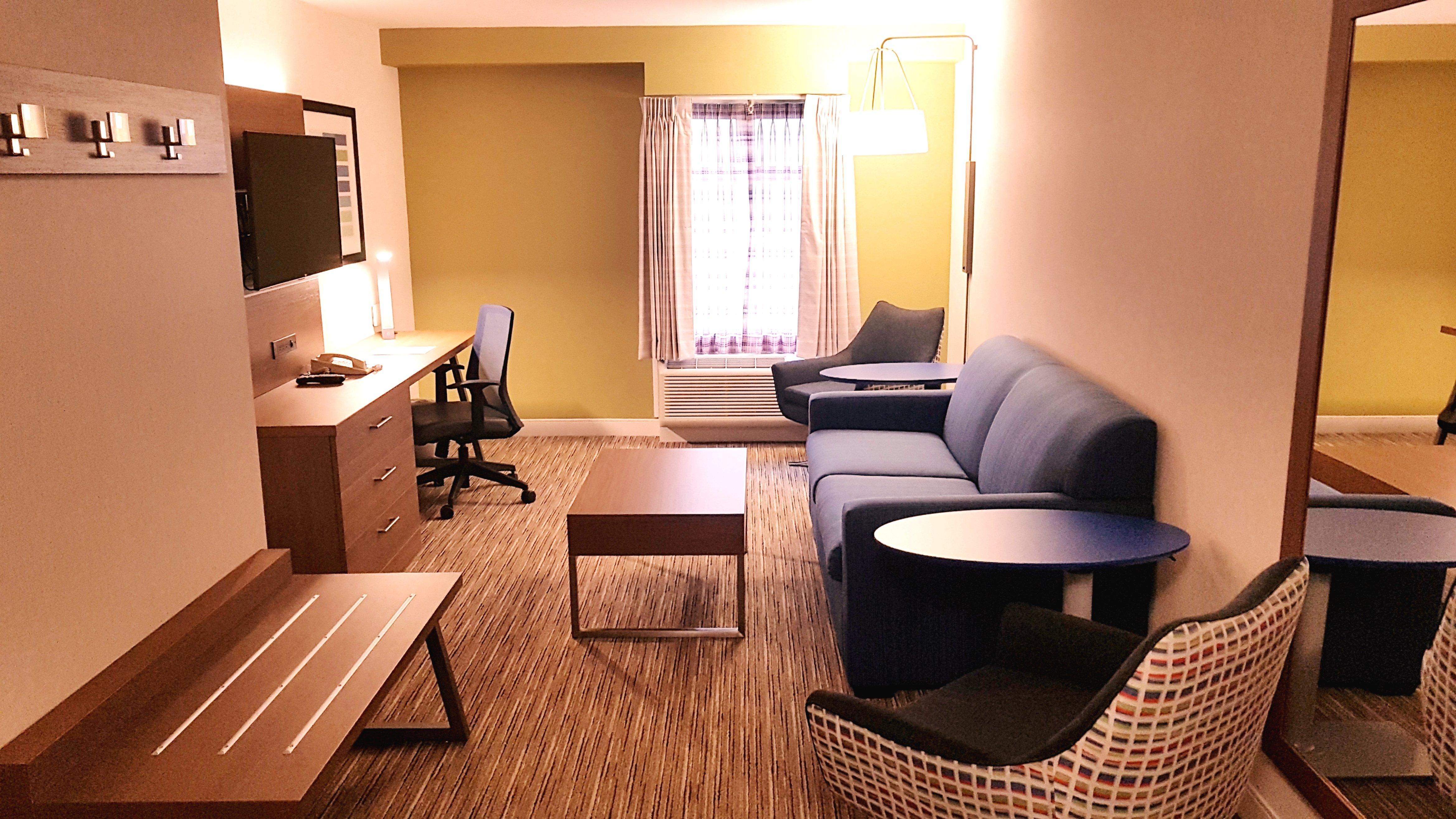 Holiday Inn Express And Suites Surrey By Ihg Экстерьер фото