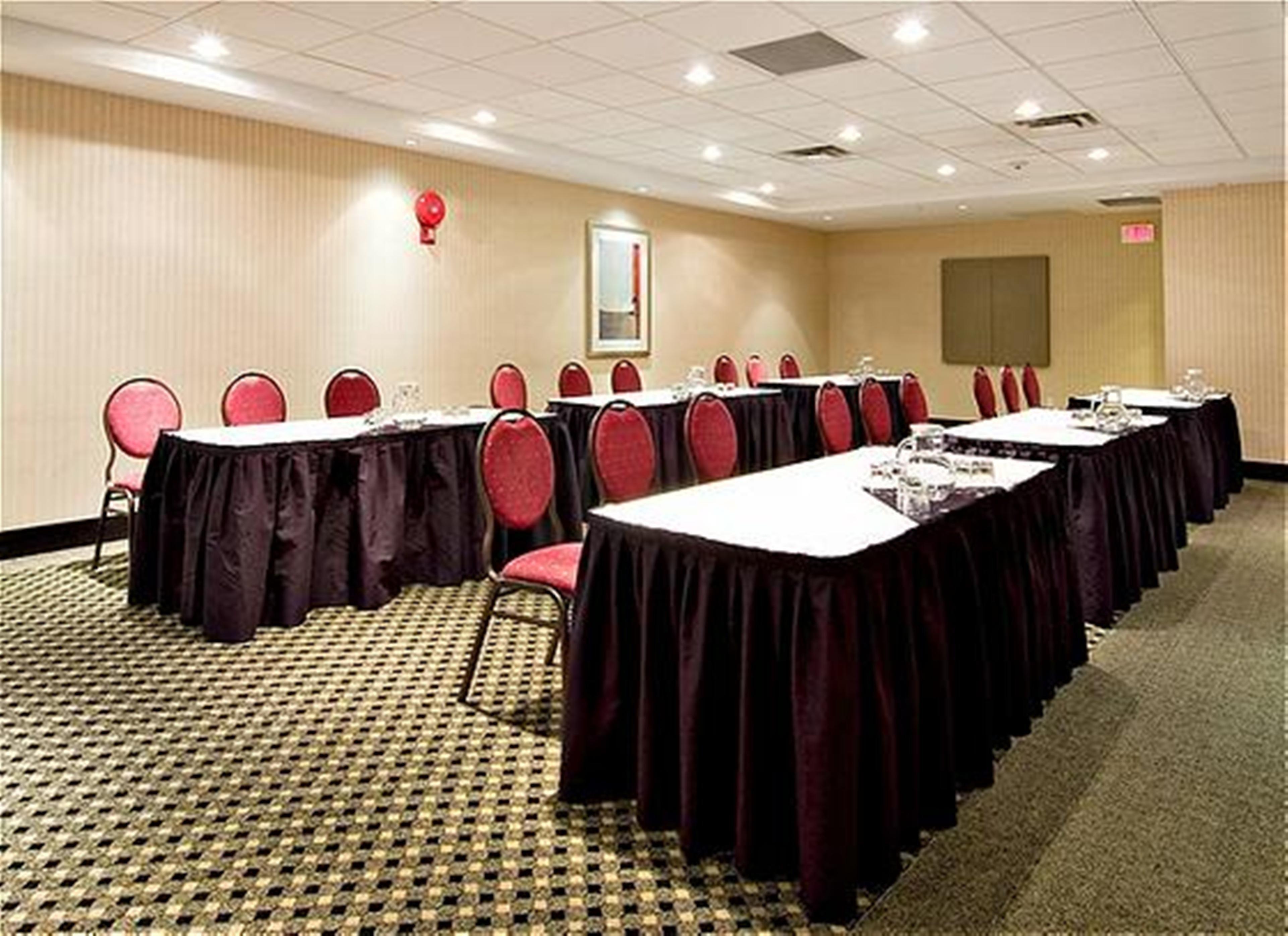 Holiday Inn Express And Suites Surrey By Ihg Экстерьер фото