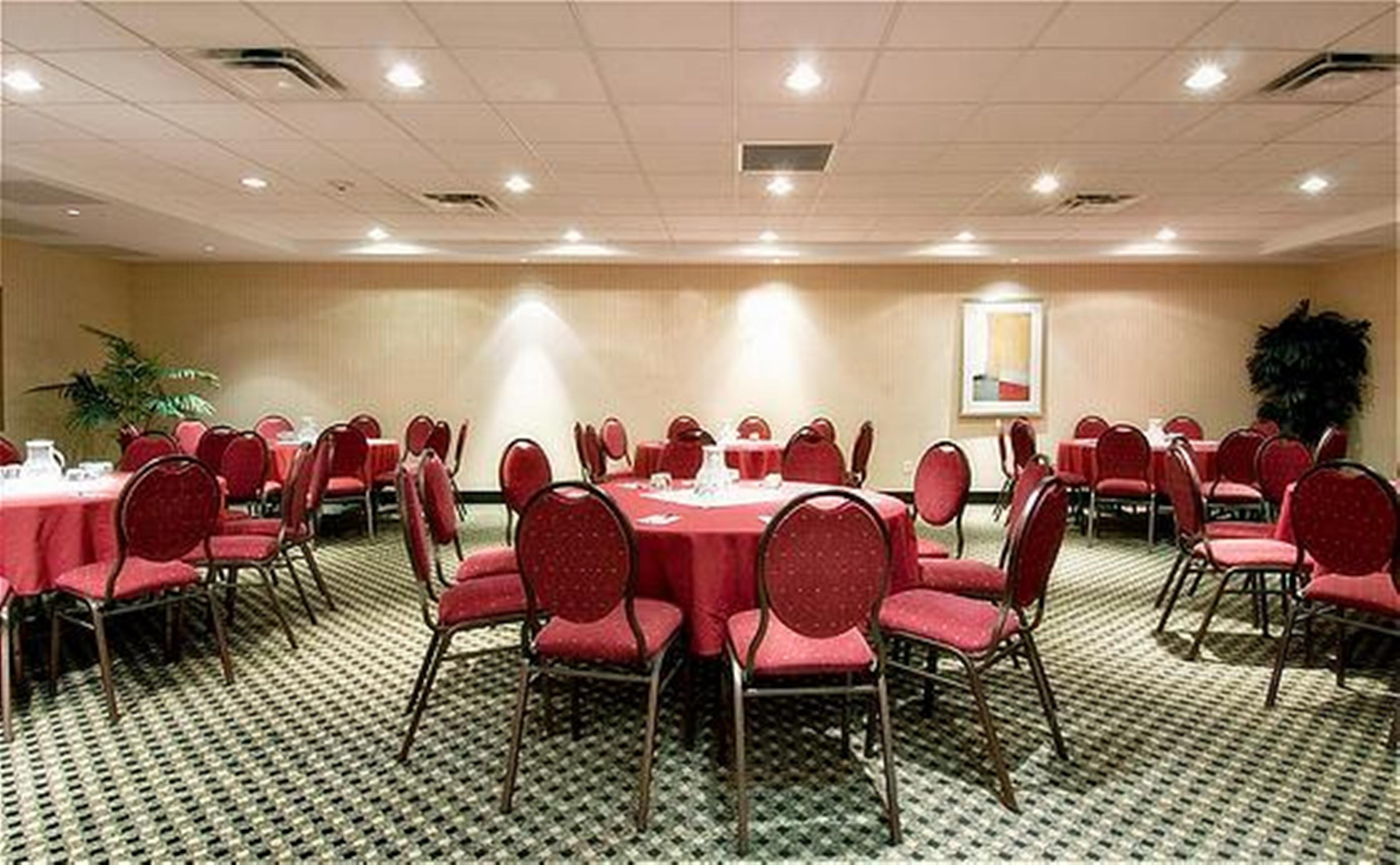 Holiday Inn Express And Suites Surrey By Ihg Экстерьер фото