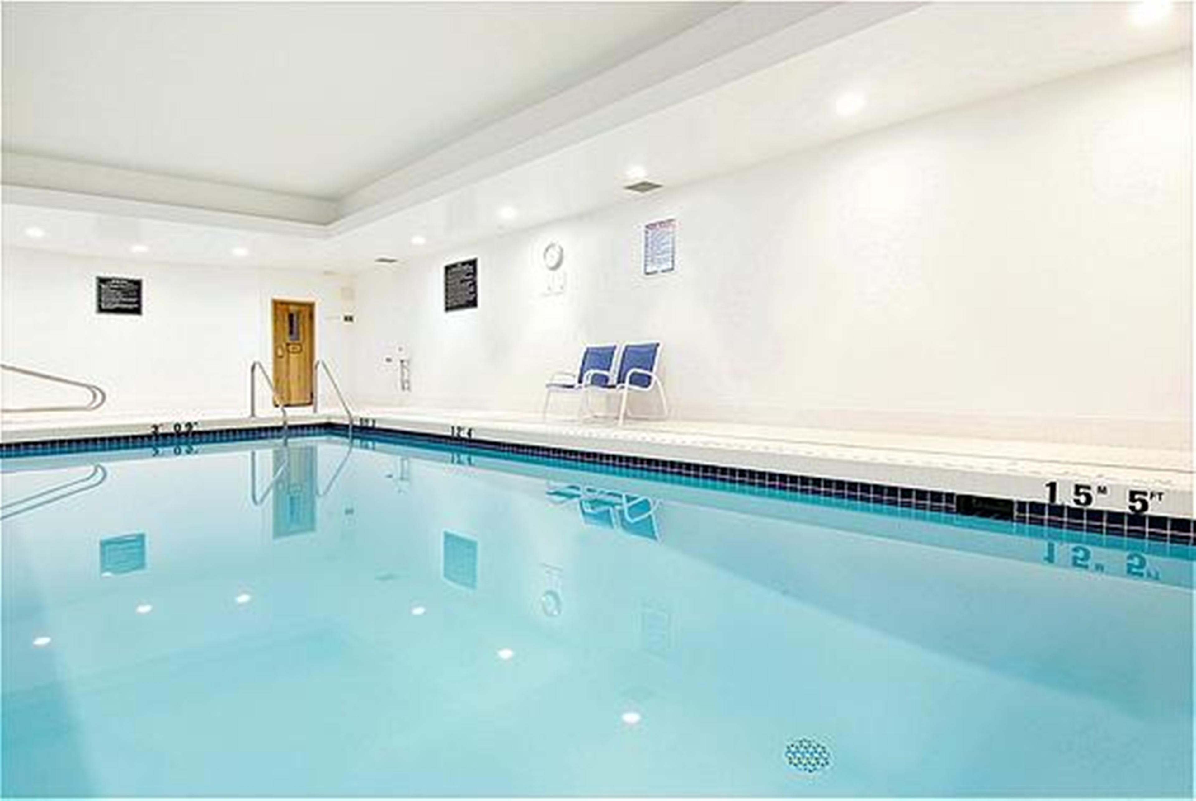 Holiday Inn Express And Suites Surrey By Ihg Экстерьер фото