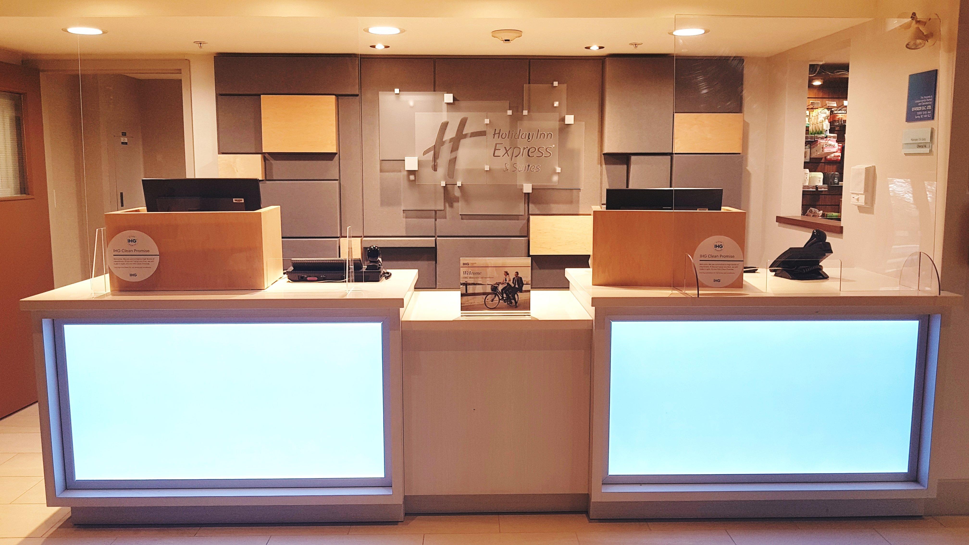 Holiday Inn Express And Suites Surrey By Ihg Экстерьер фото