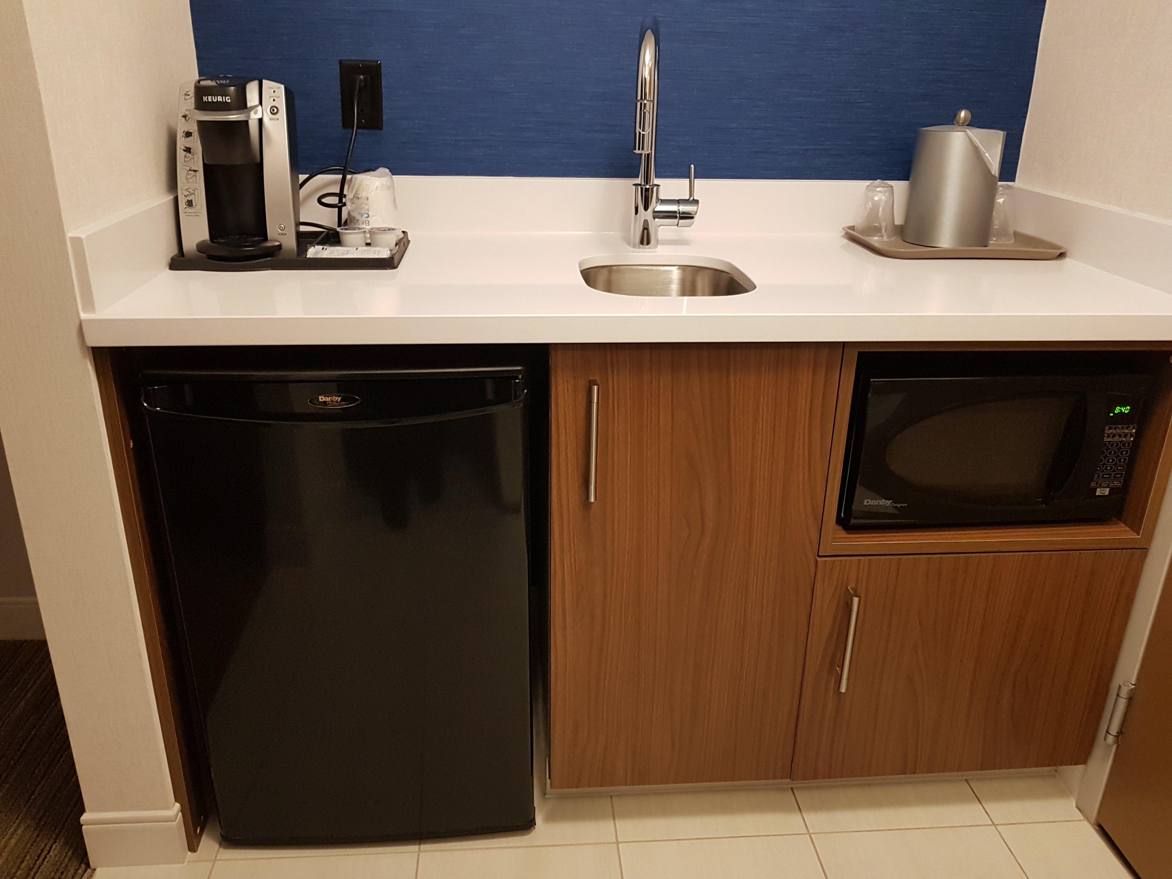 Holiday Inn Express And Suites Surrey By Ihg Экстерьер фото