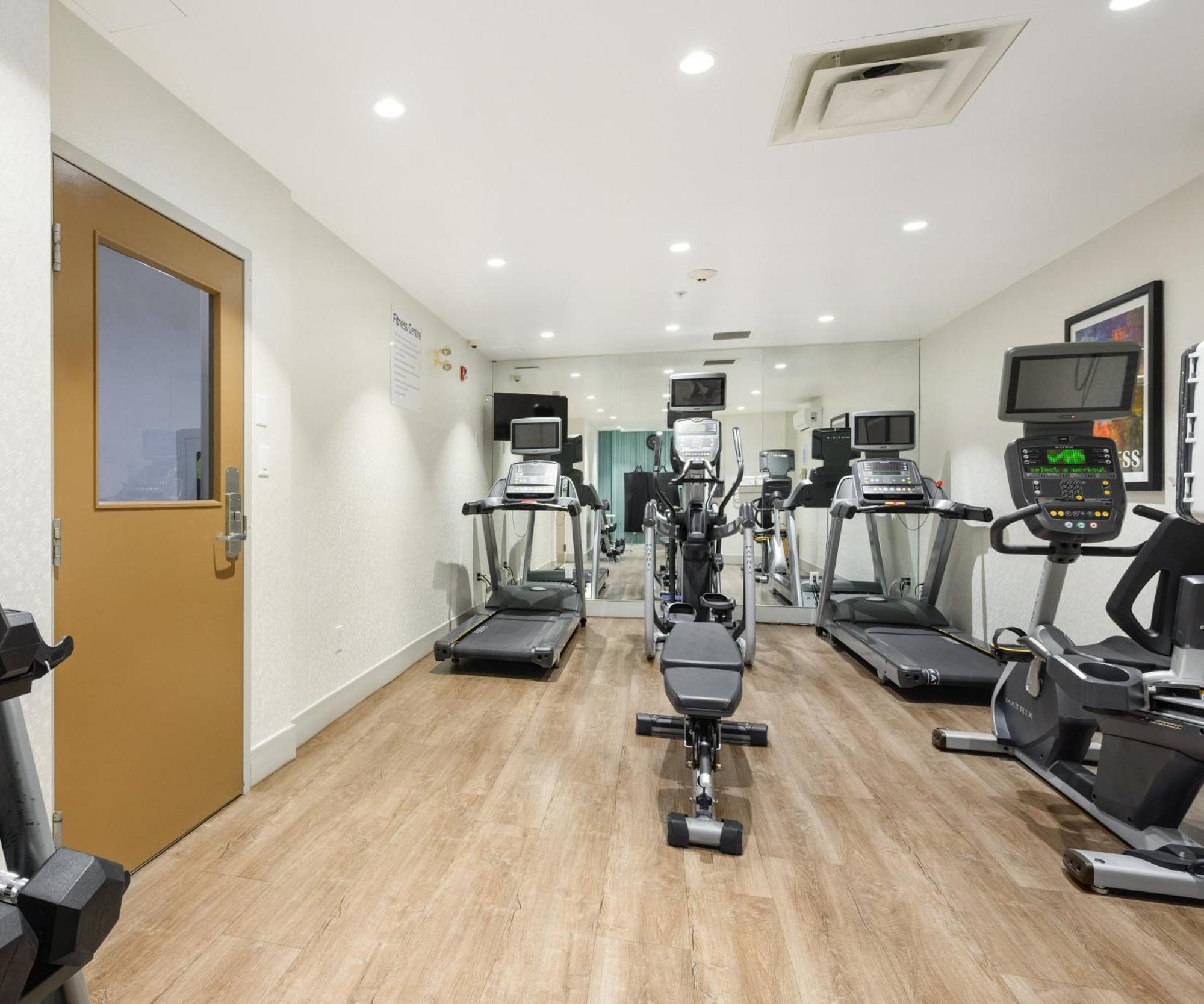 Holiday Inn Express And Suites Surrey By Ihg Экстерьер фото