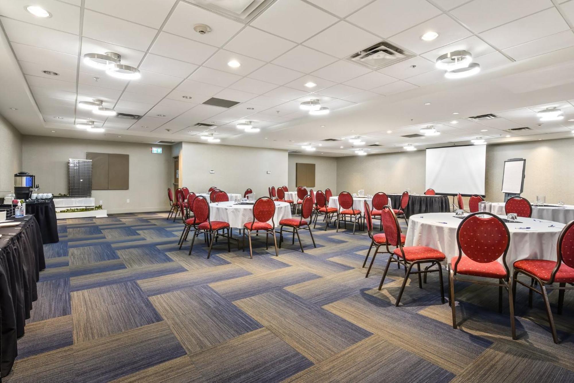 Holiday Inn Express And Suites Surrey By Ihg Экстерьер фото
