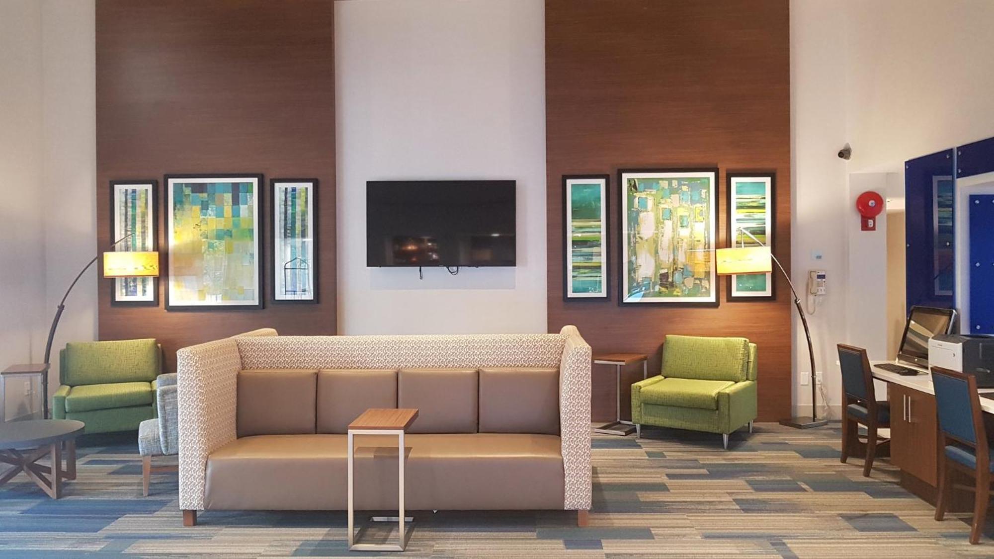 Holiday Inn Express And Suites Surrey By Ihg Экстерьер фото