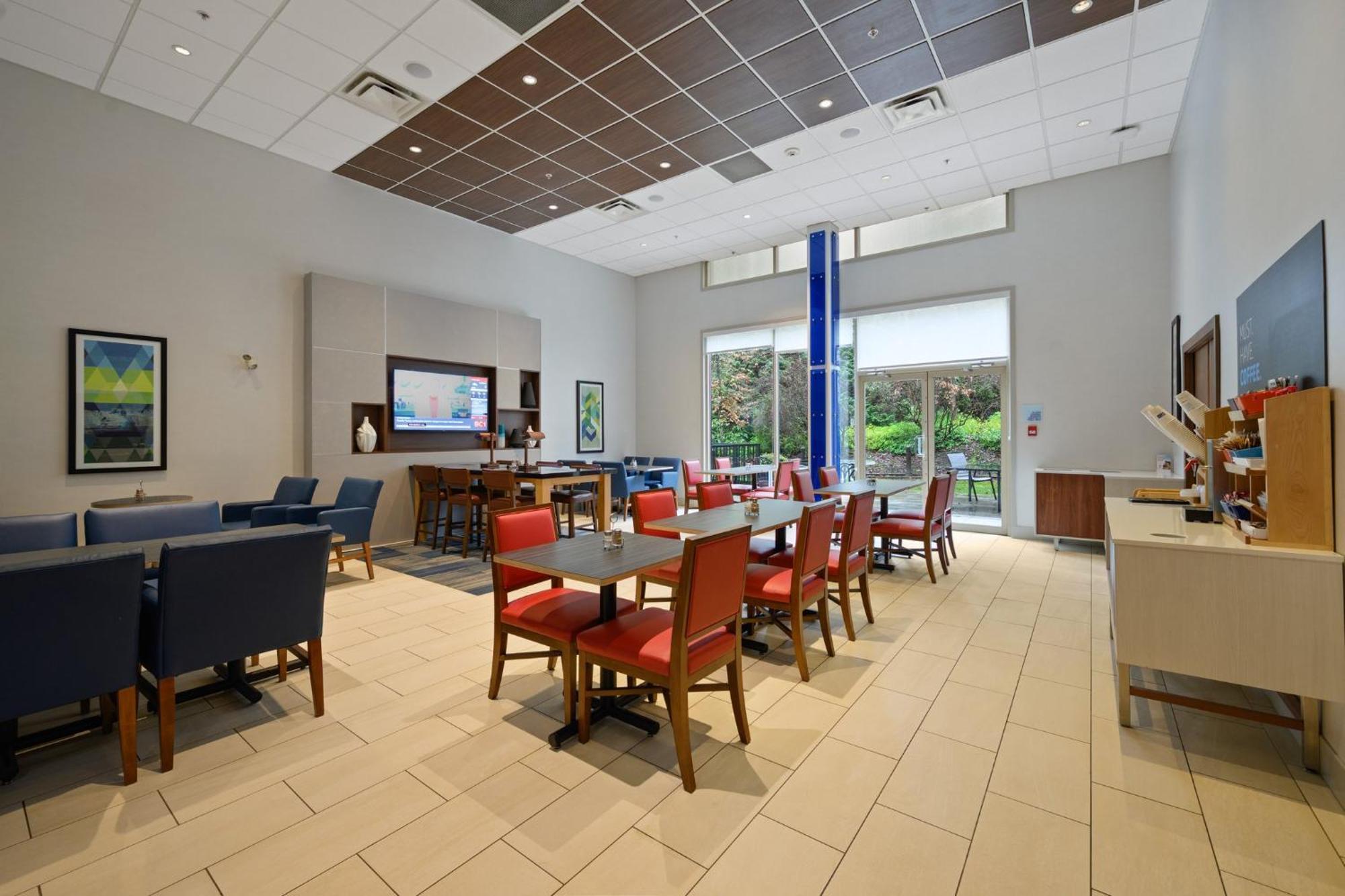 Holiday Inn Express And Suites Surrey By Ihg Экстерьер фото