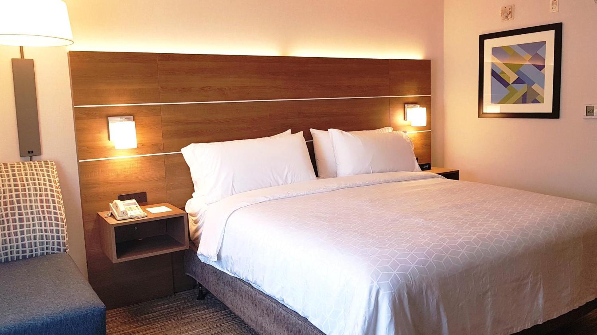 Holiday Inn Express And Suites Surrey By Ihg Экстерьер фото
