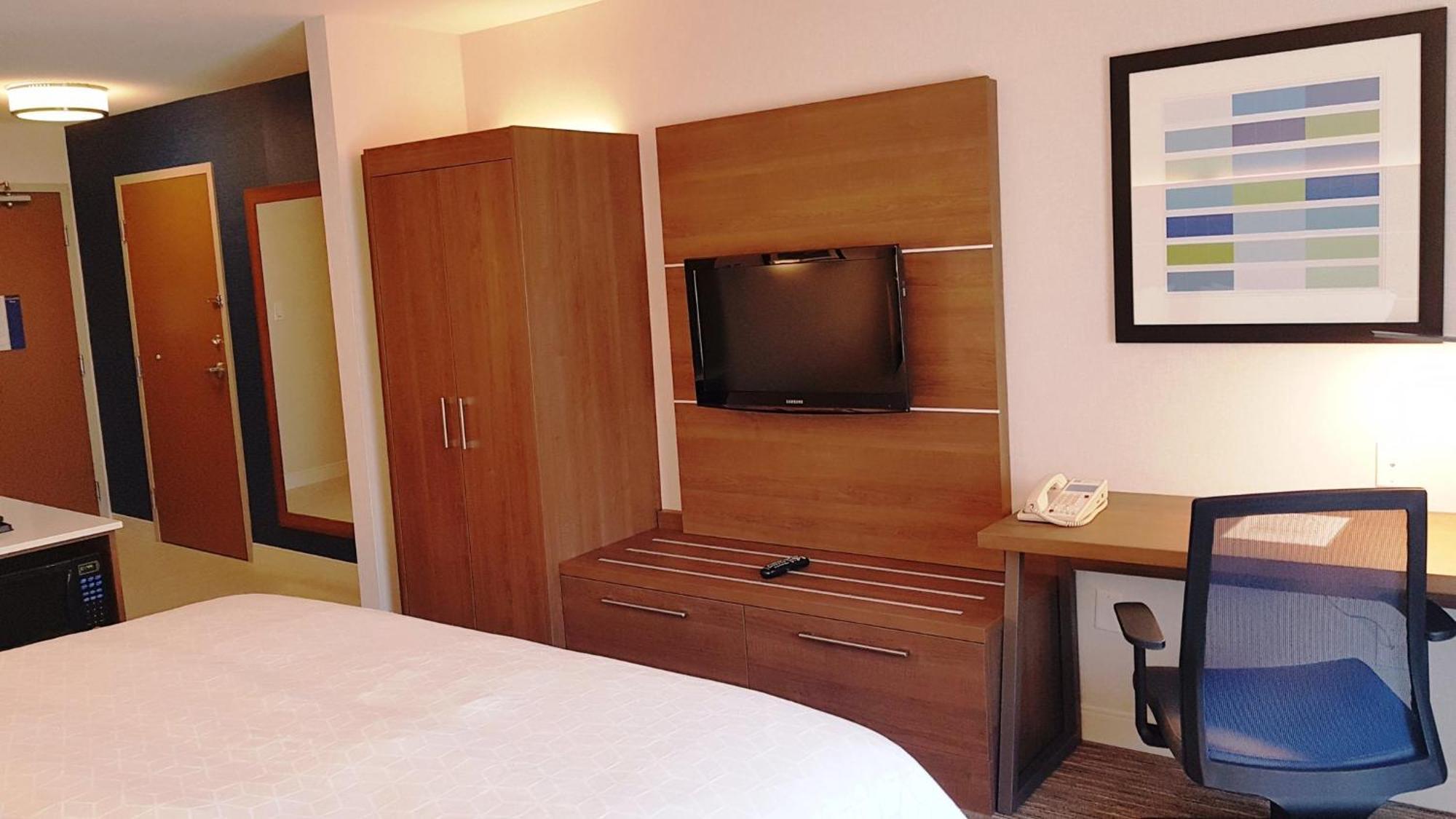 Holiday Inn Express And Suites Surrey By Ihg Экстерьер фото