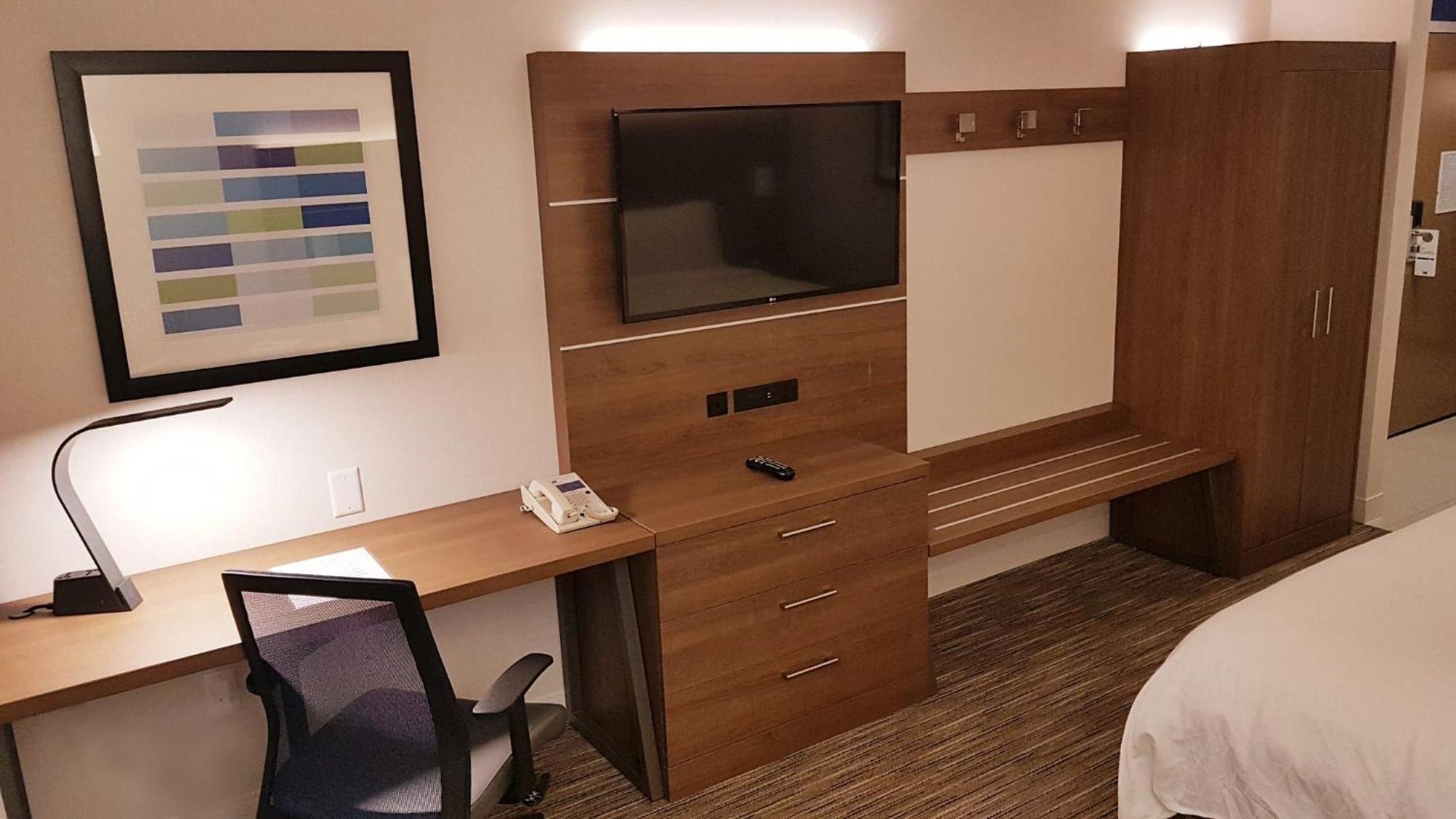 Holiday Inn Express And Suites Surrey By Ihg Экстерьер фото