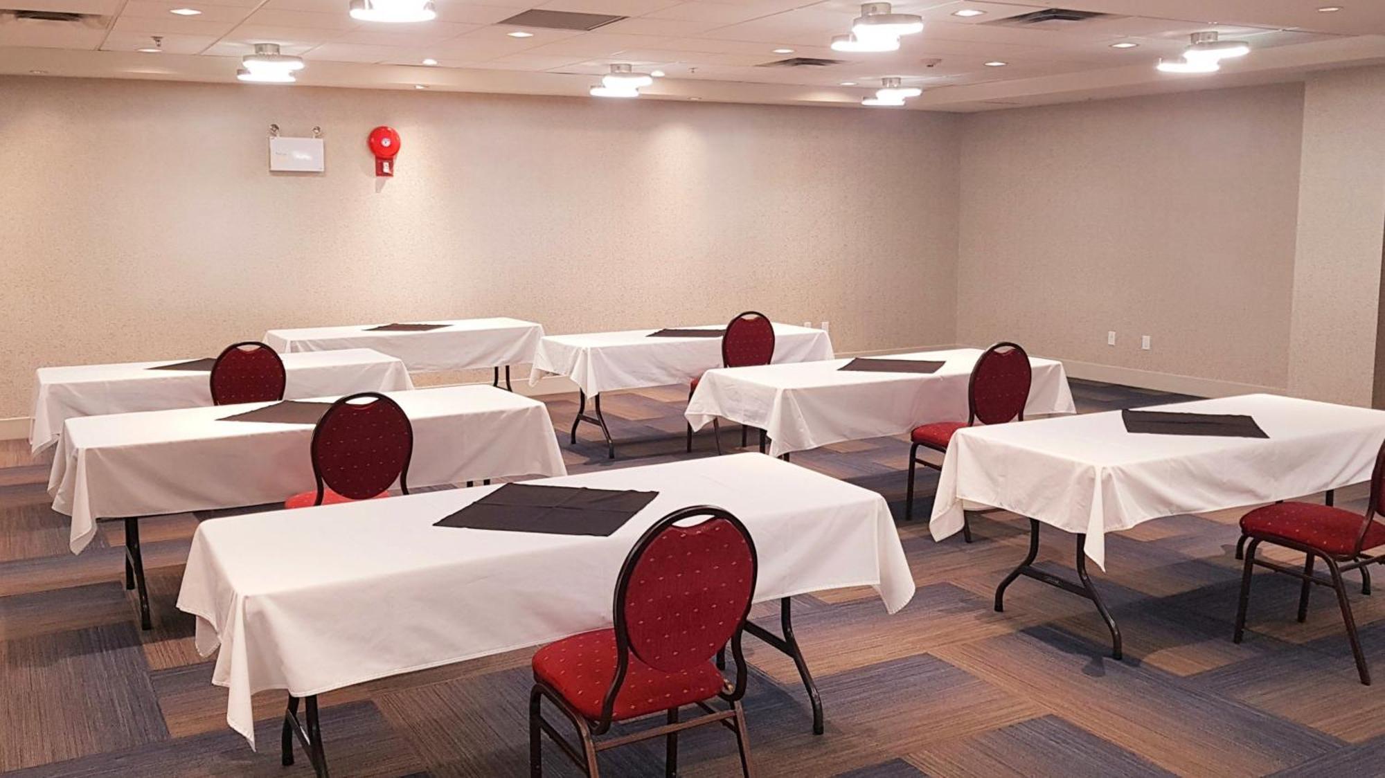 Holiday Inn Express And Suites Surrey By Ihg Экстерьер фото