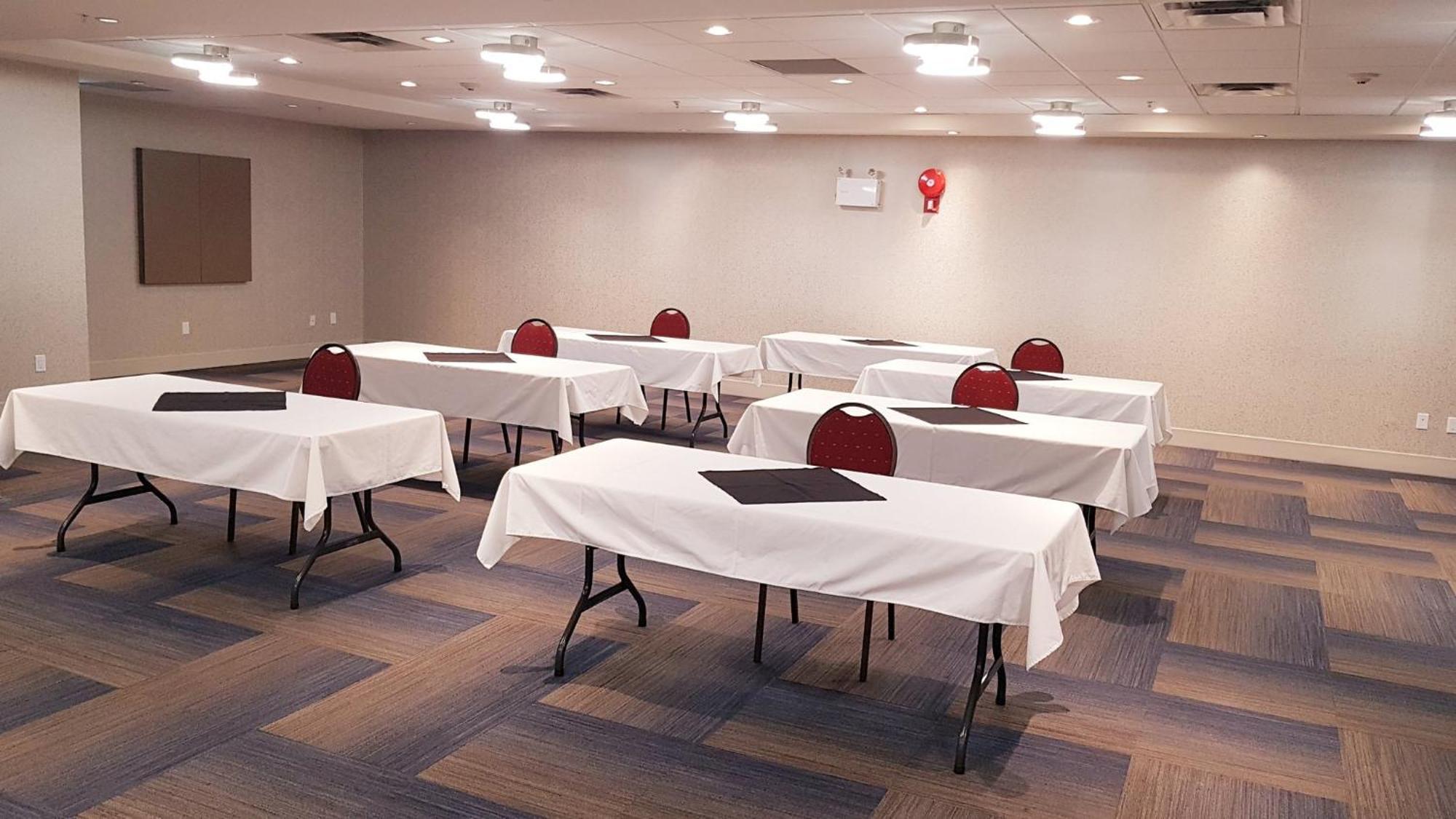 Holiday Inn Express And Suites Surrey By Ihg Экстерьер фото