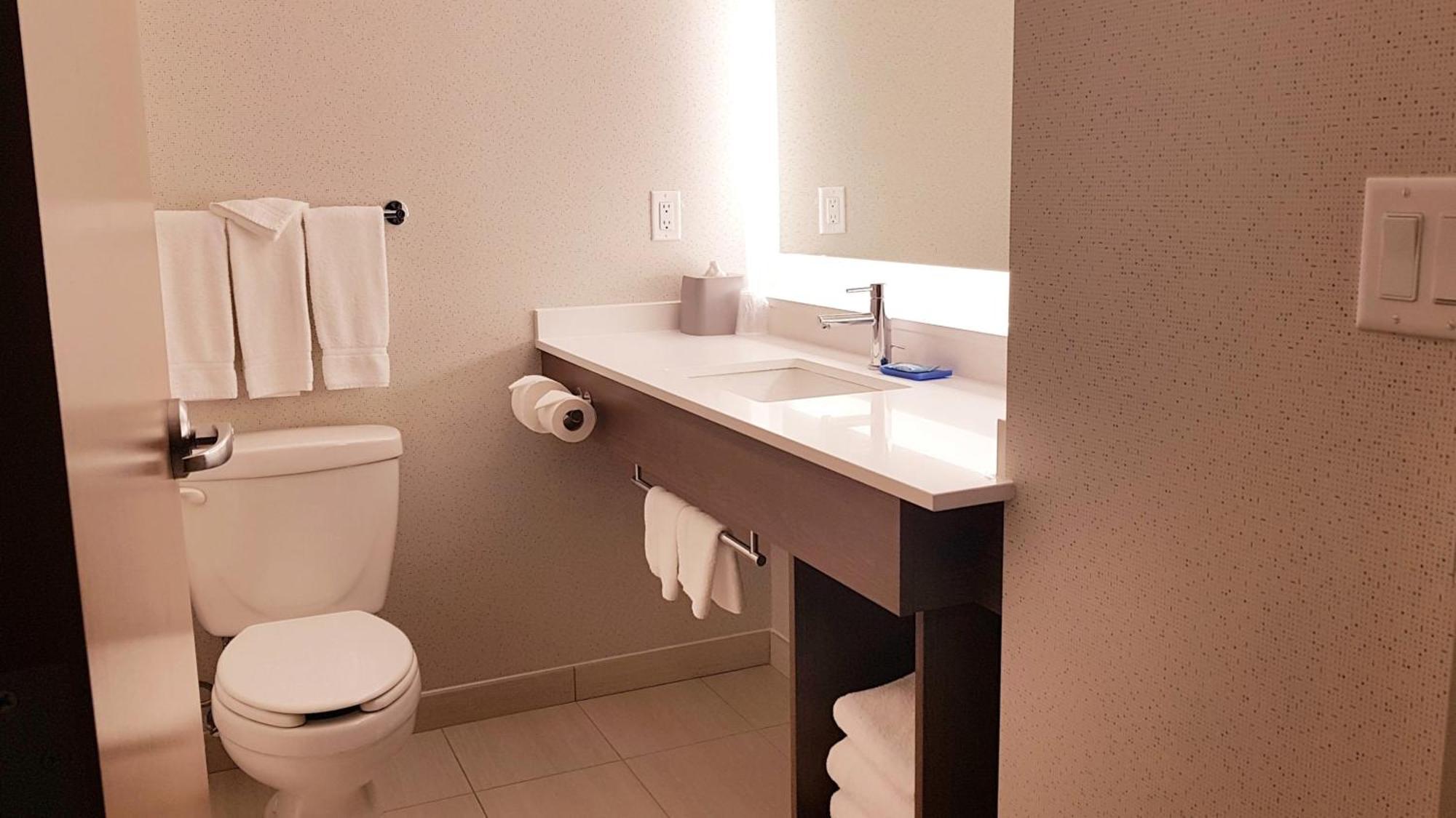 Holiday Inn Express And Suites Surrey By Ihg Экстерьер фото