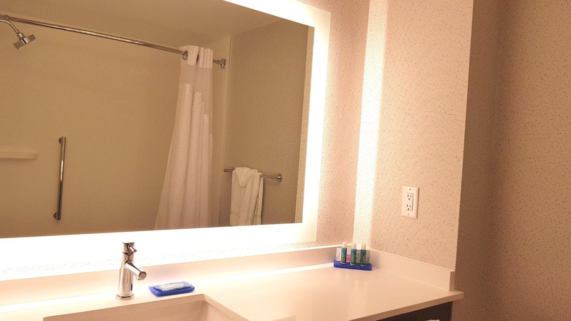 Holiday Inn Express And Suites Surrey By Ihg Экстерьер фото