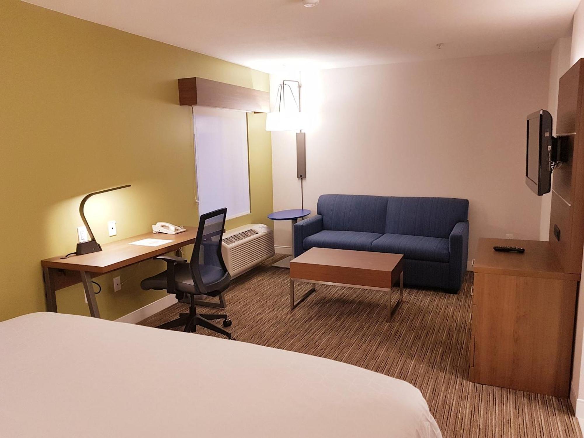 Holiday Inn Express And Suites Surrey By Ihg Экстерьер фото