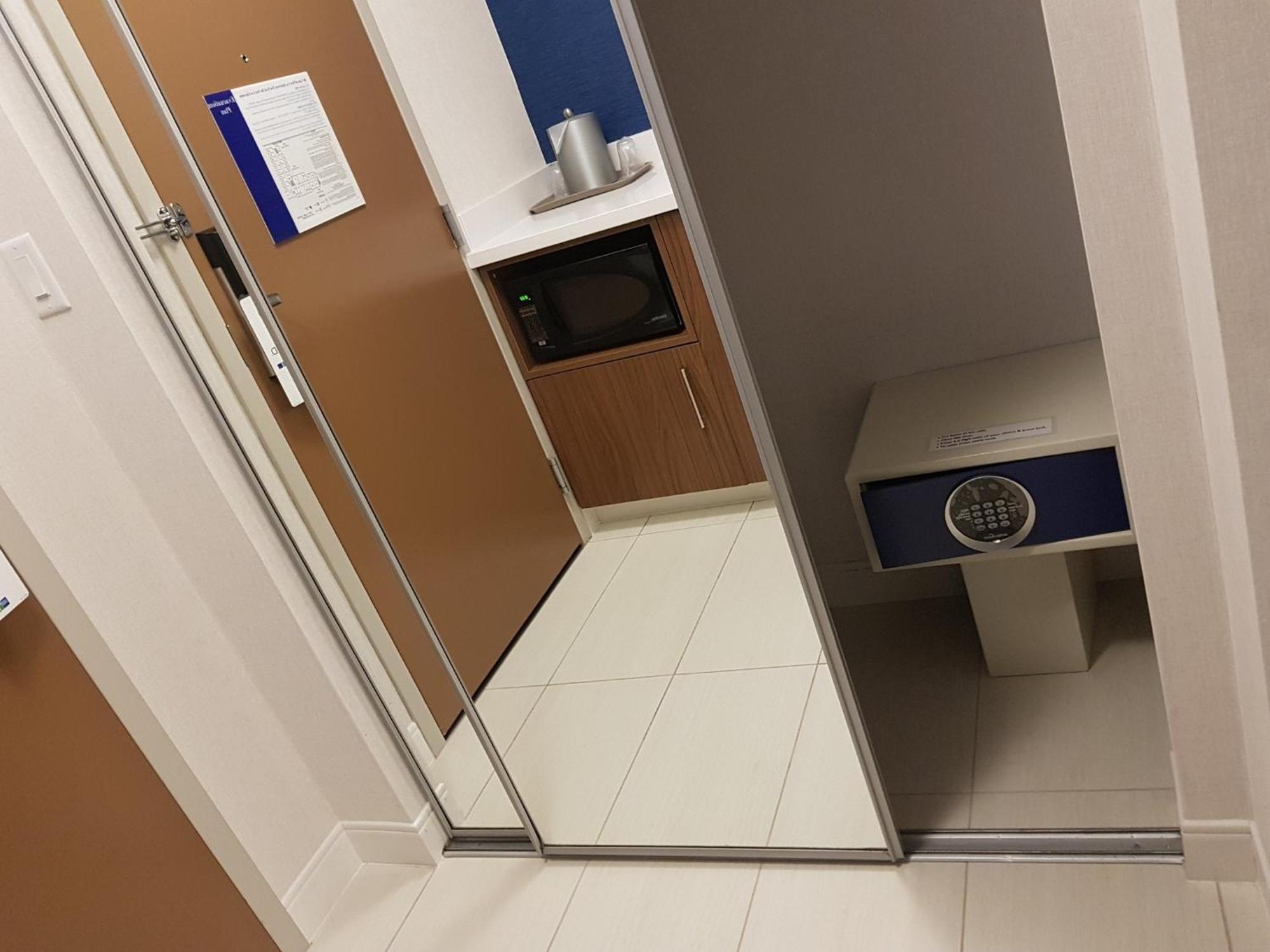 Holiday Inn Express And Suites Surrey By Ihg Экстерьер фото