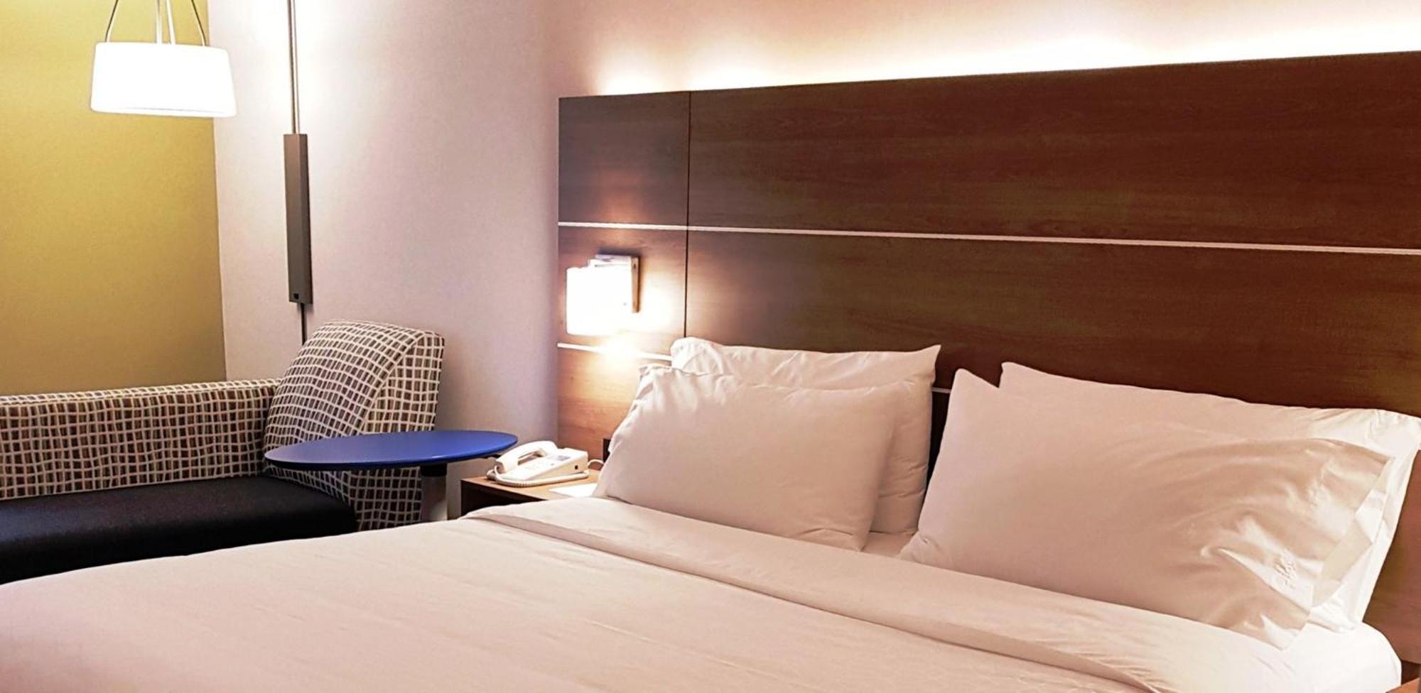Holiday Inn Express And Suites Surrey By Ihg Экстерьер фото