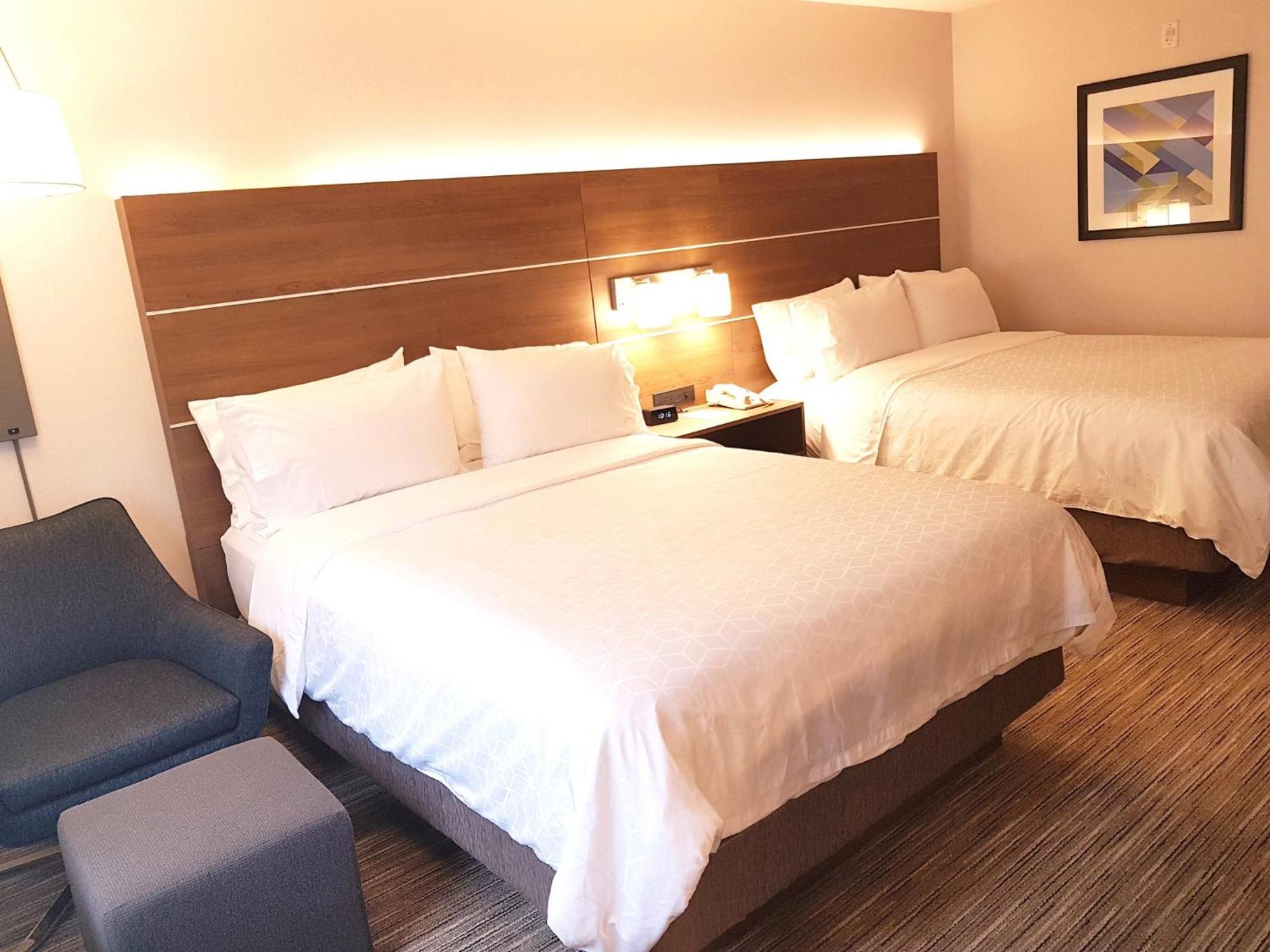 Holiday Inn Express And Suites Surrey By Ihg Экстерьер фото