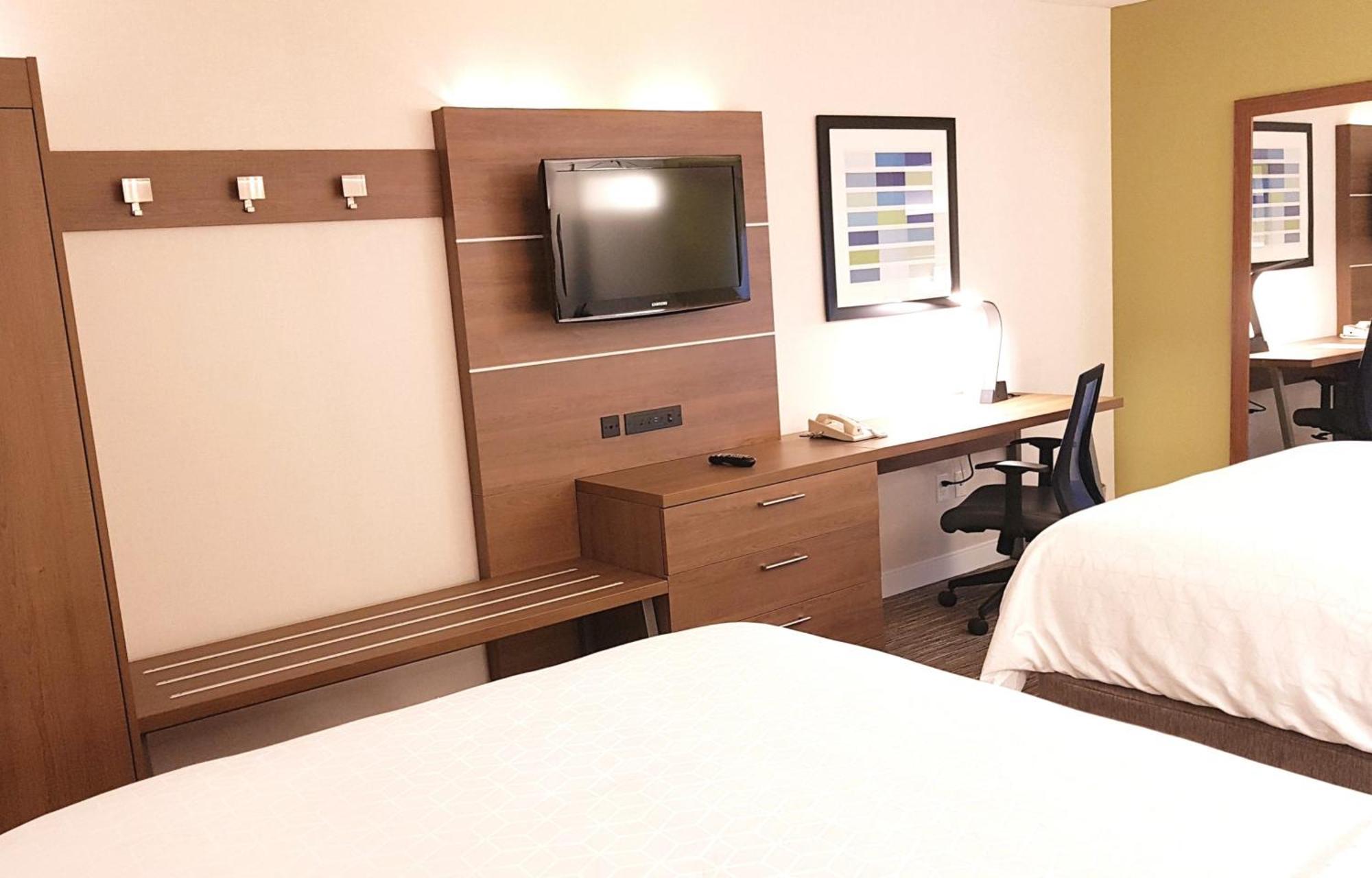 Holiday Inn Express And Suites Surrey By Ihg Экстерьер фото