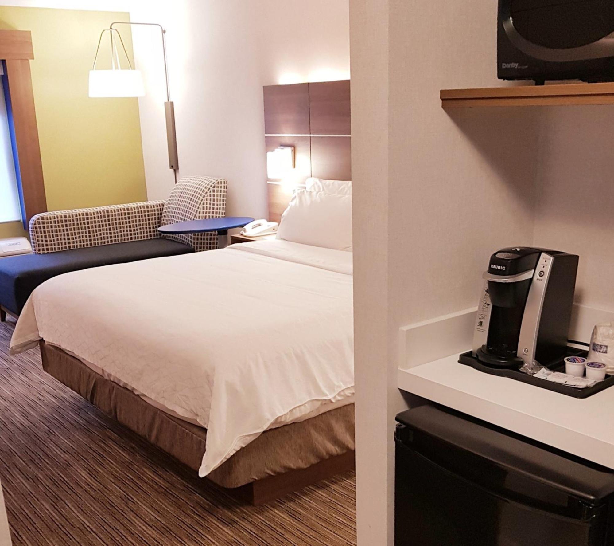 Holiday Inn Express And Suites Surrey By Ihg Экстерьер фото