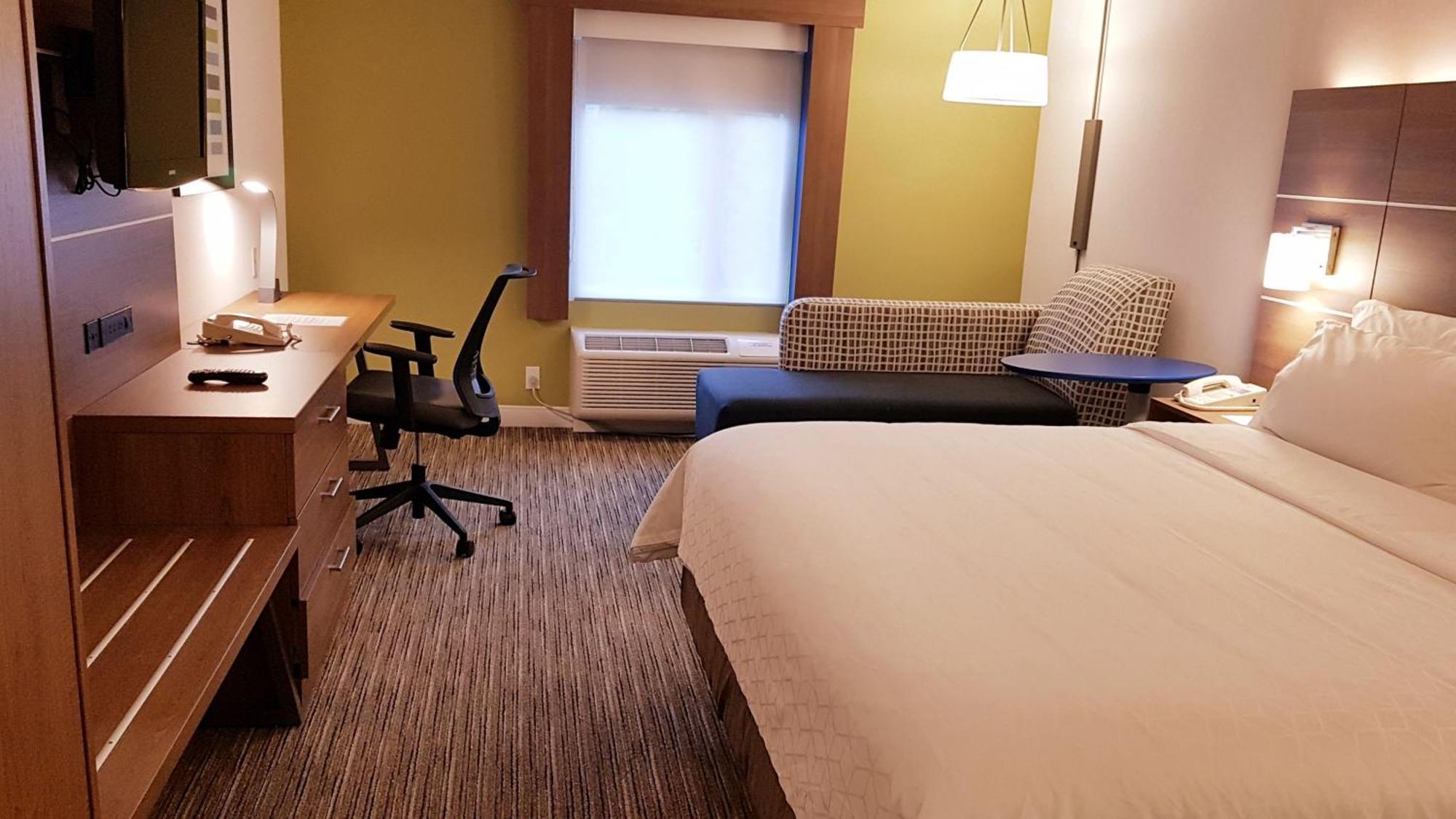 Holiday Inn Express And Suites Surrey By Ihg Экстерьер фото