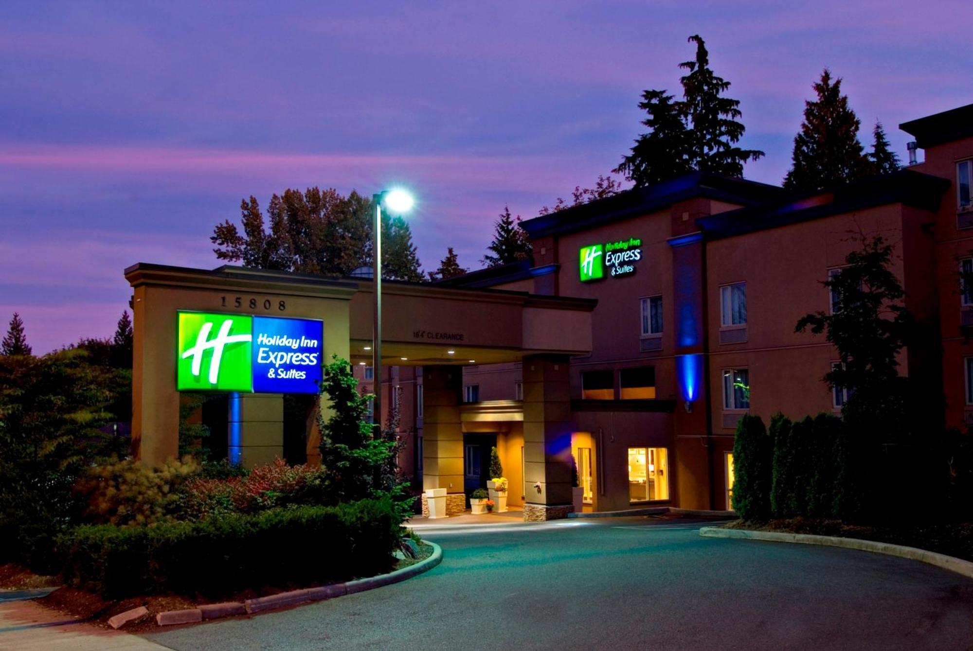 Holiday Inn Express And Suites Surrey By Ihg Экстерьер фото