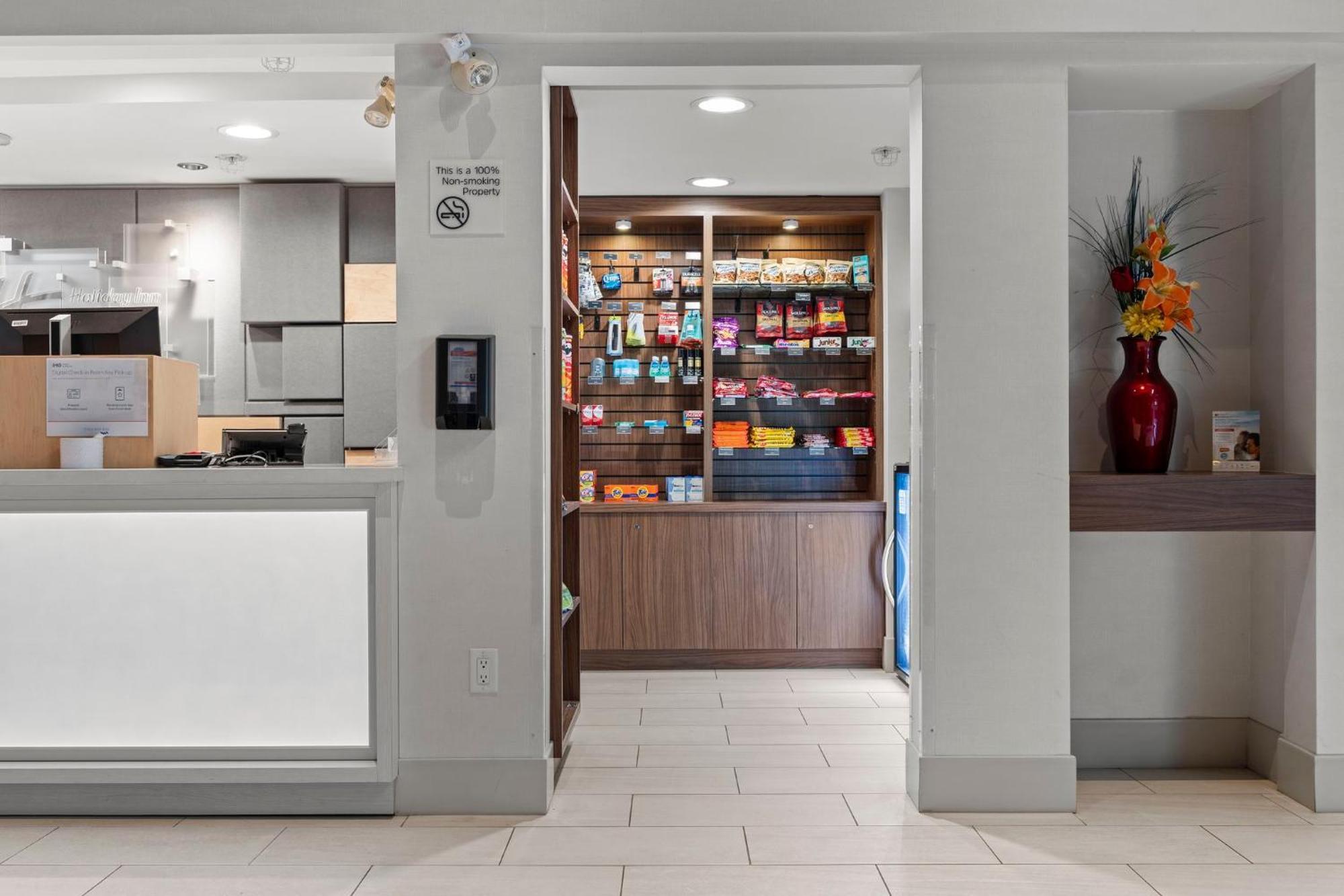 Holiday Inn Express And Suites Surrey By Ihg Экстерьер фото