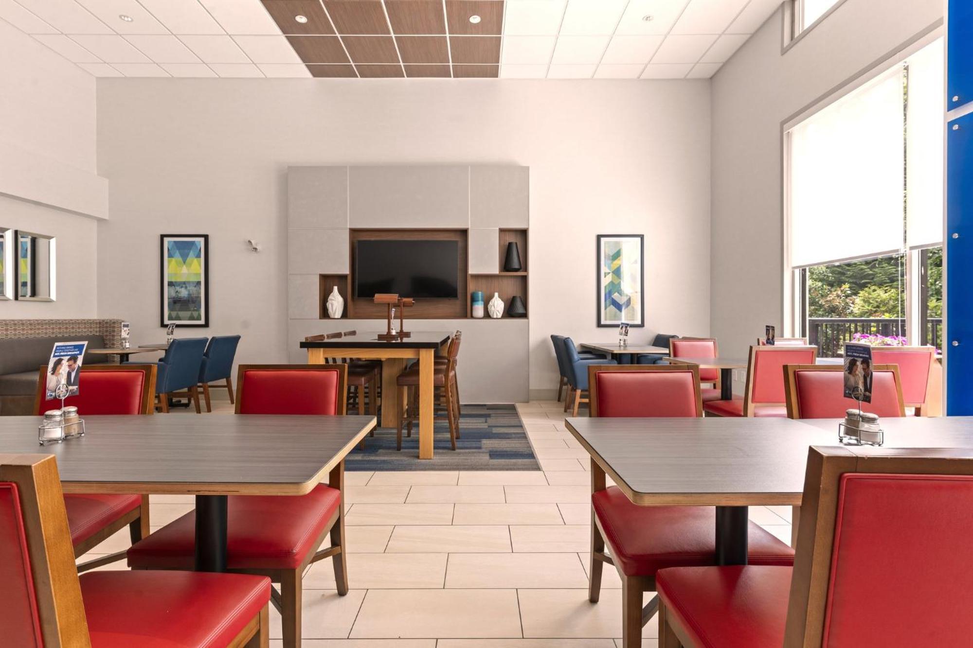 Holiday Inn Express And Suites Surrey By Ihg Экстерьер фото