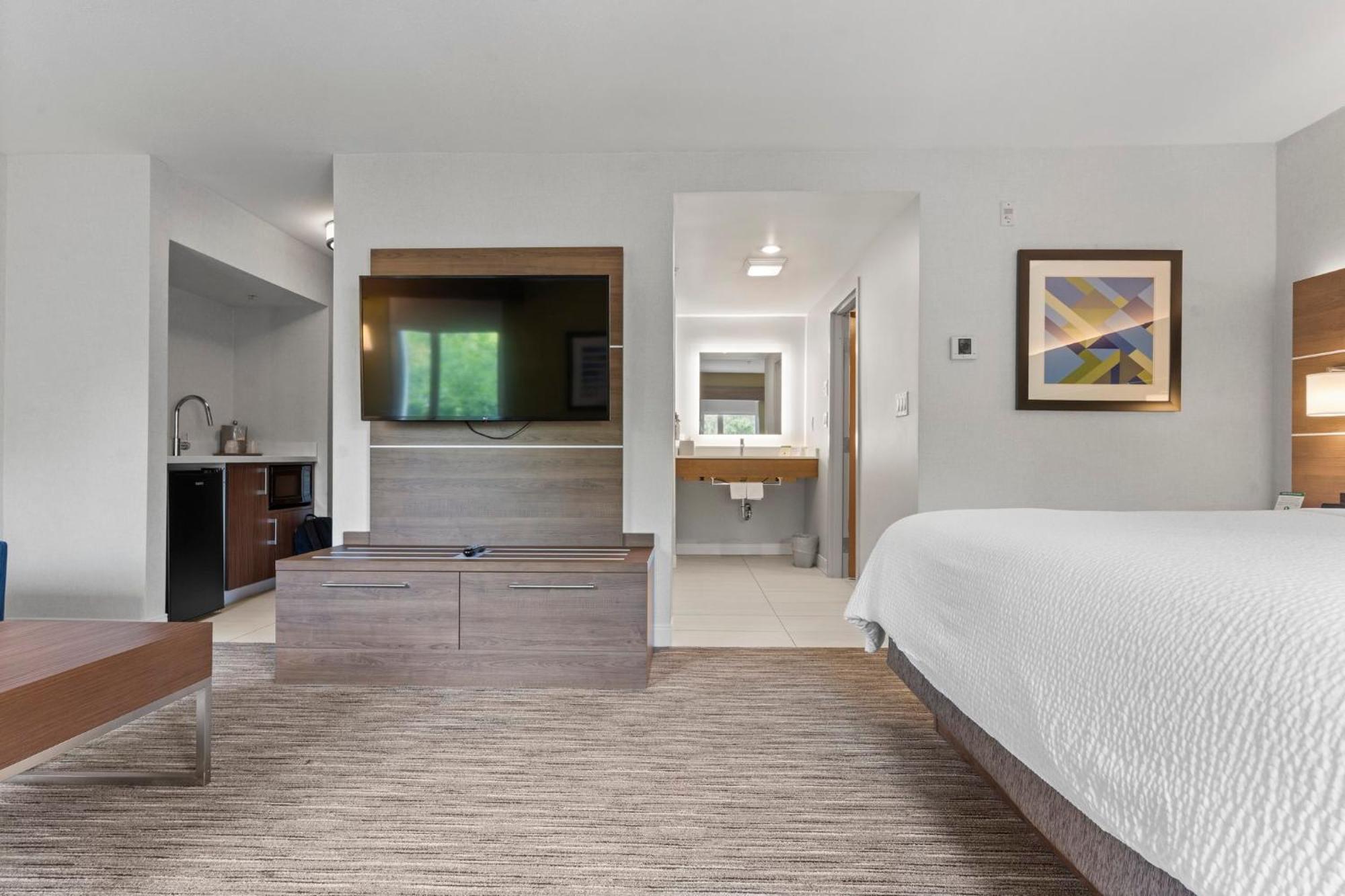 Holiday Inn Express And Suites Surrey By Ihg Экстерьер фото