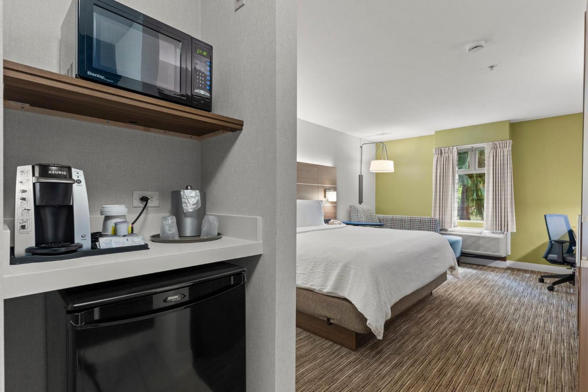 Holiday Inn Express And Suites Surrey By Ihg Экстерьер фото