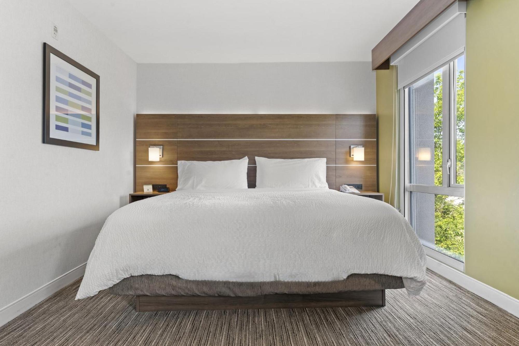 Holiday Inn Express And Suites Surrey By Ihg Экстерьер фото
