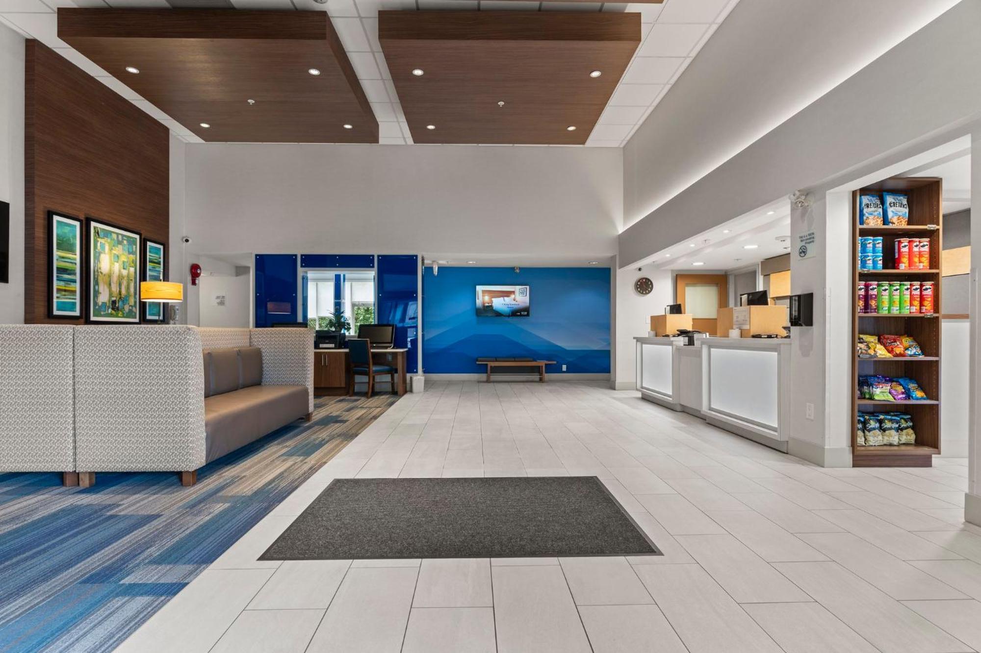 Holiday Inn Express And Suites Surrey By Ihg Экстерьер фото
