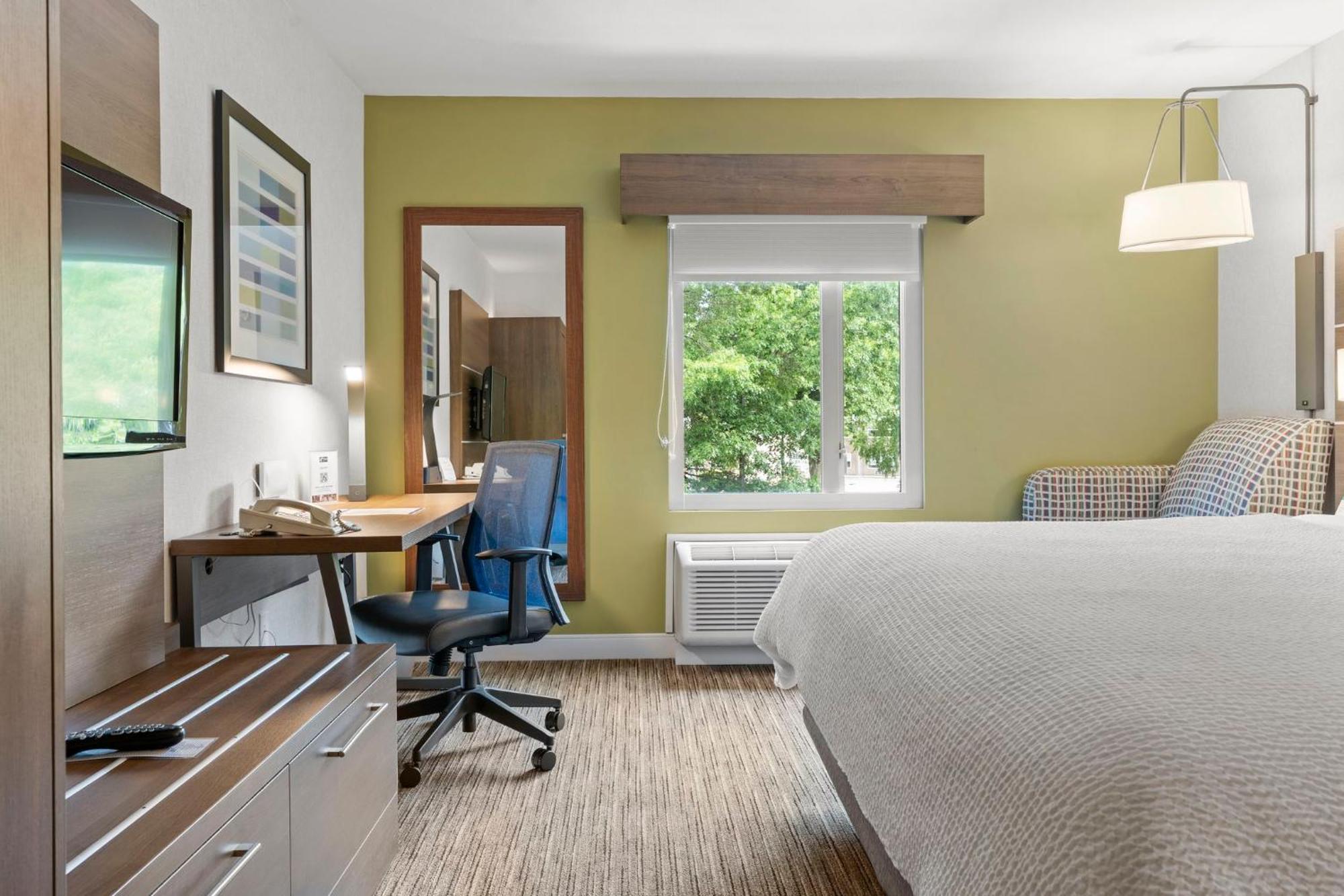 Holiday Inn Express And Suites Surrey By Ihg Экстерьер фото