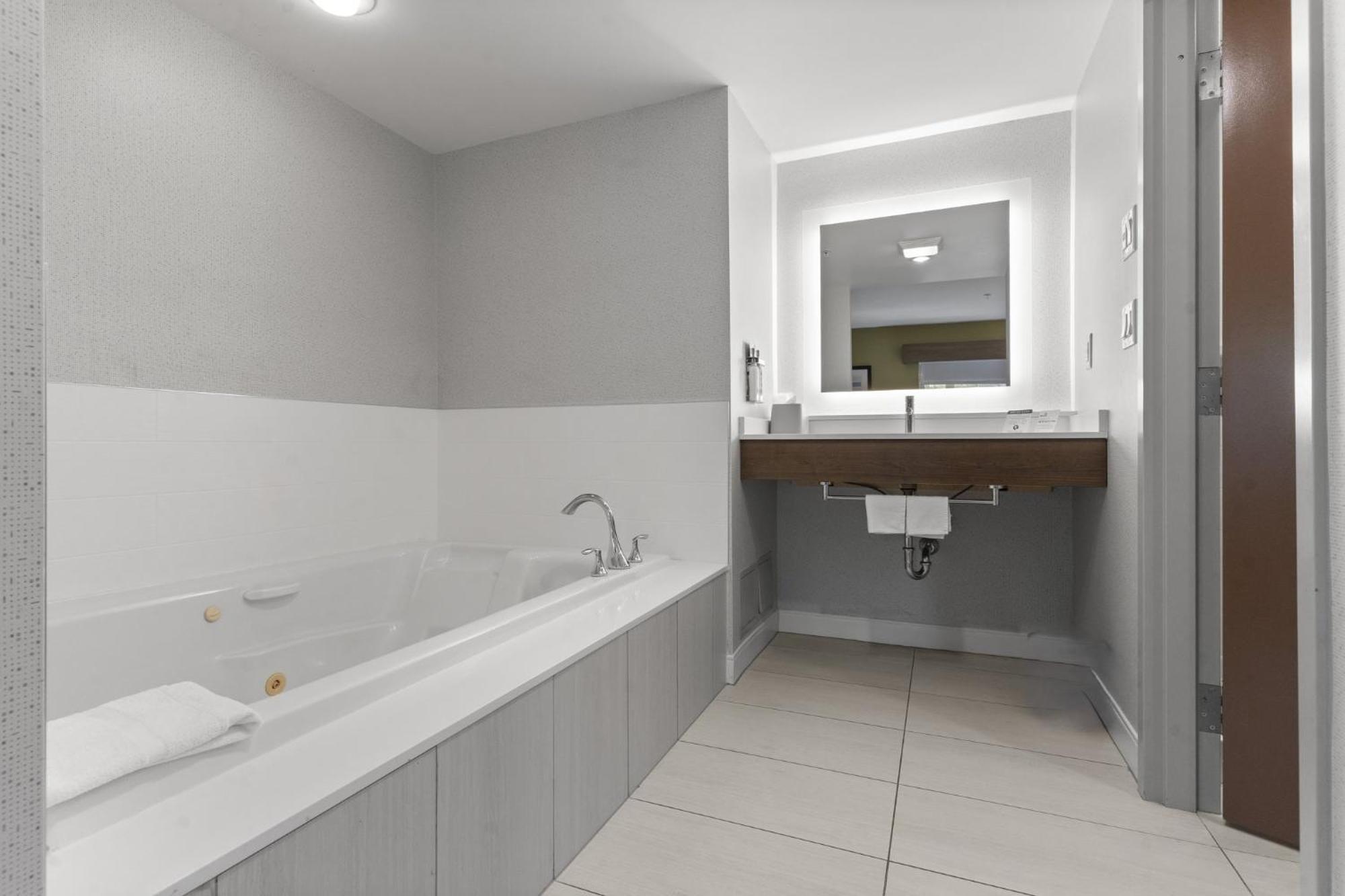 Holiday Inn Express And Suites Surrey By Ihg Экстерьер фото