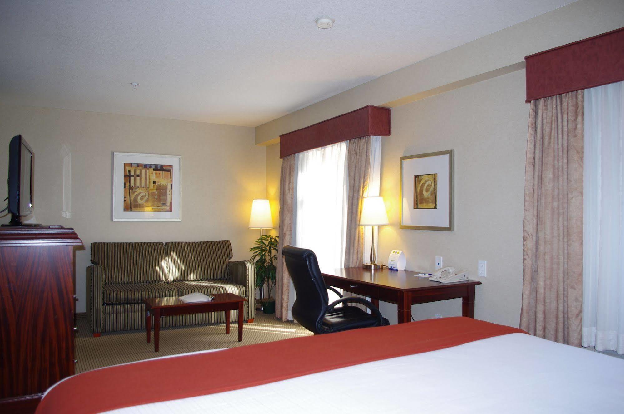 Holiday Inn Express And Suites Surrey By Ihg Экстерьер фото