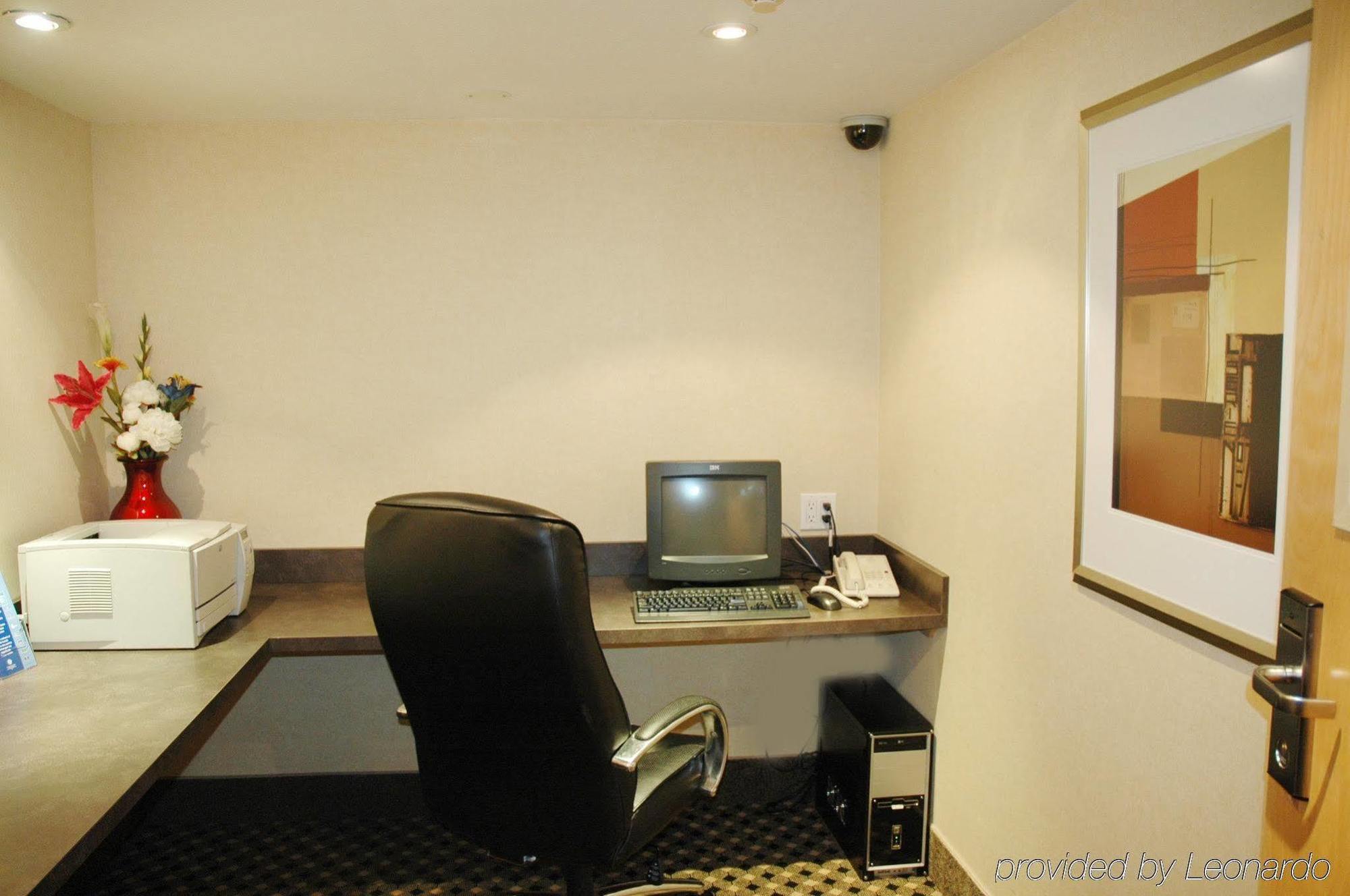 Holiday Inn Express And Suites Surrey By Ihg Экстерьер фото