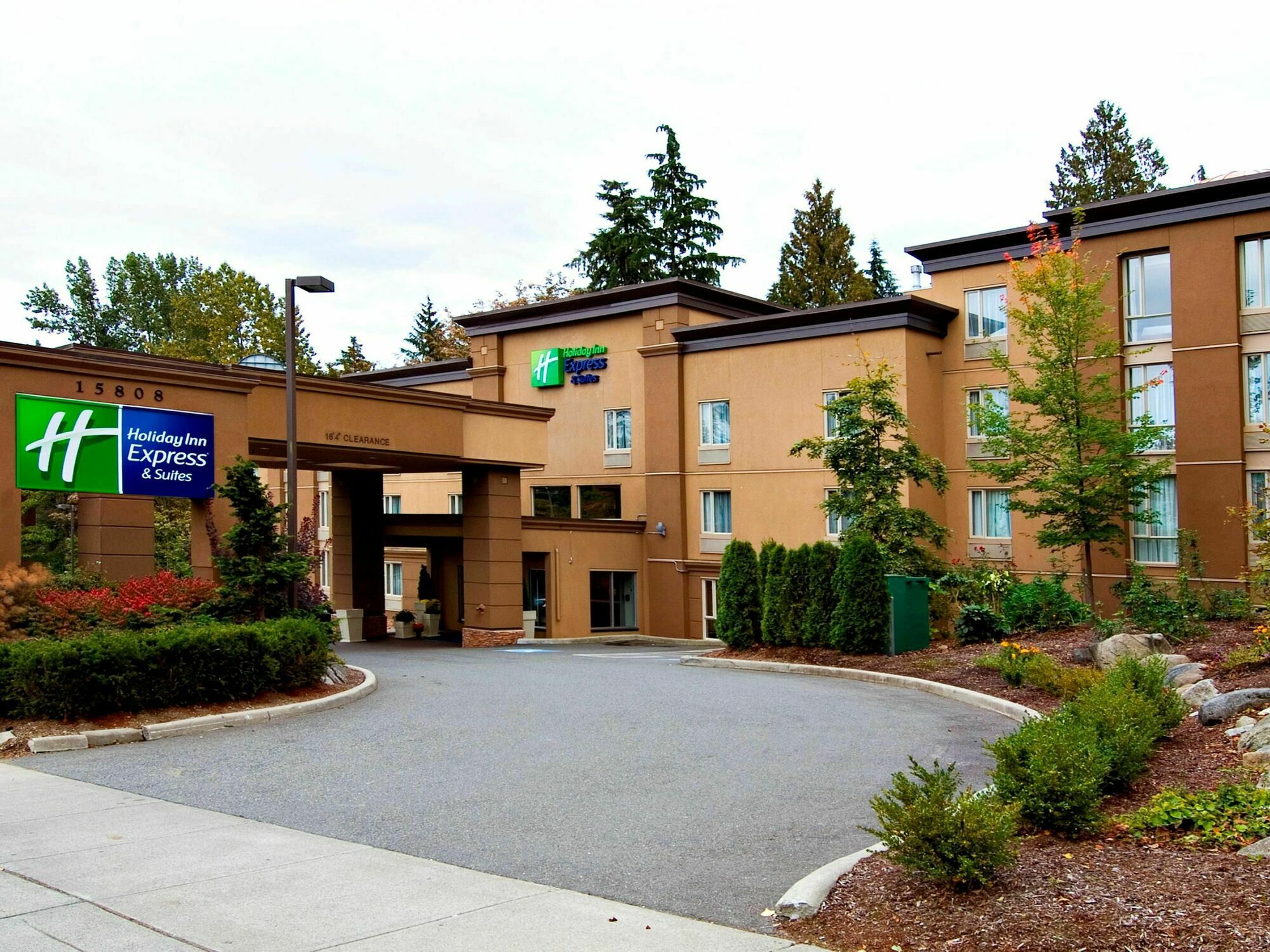 Holiday Inn Express And Suites Surrey By Ihg Экстерьер фото