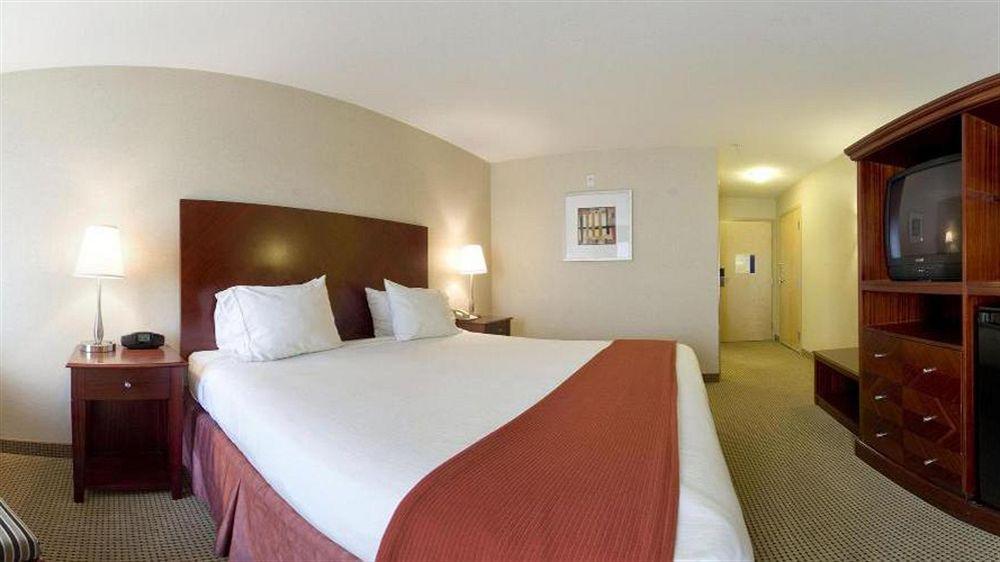 Holiday Inn Express And Suites Surrey By Ihg Экстерьер фото