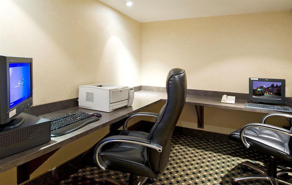 Holiday Inn Express And Suites Surrey By Ihg Удобства фото