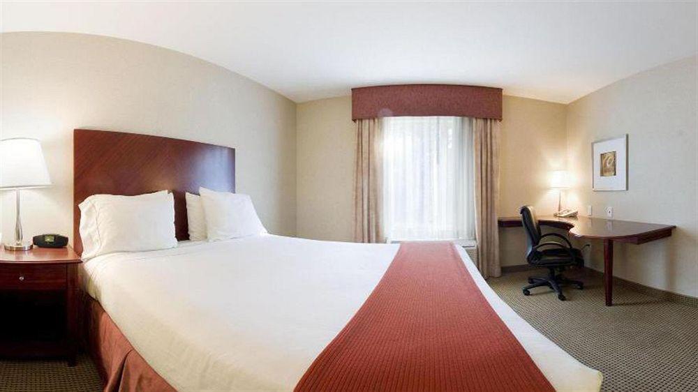 Holiday Inn Express And Suites Surrey By Ihg Экстерьер фото
